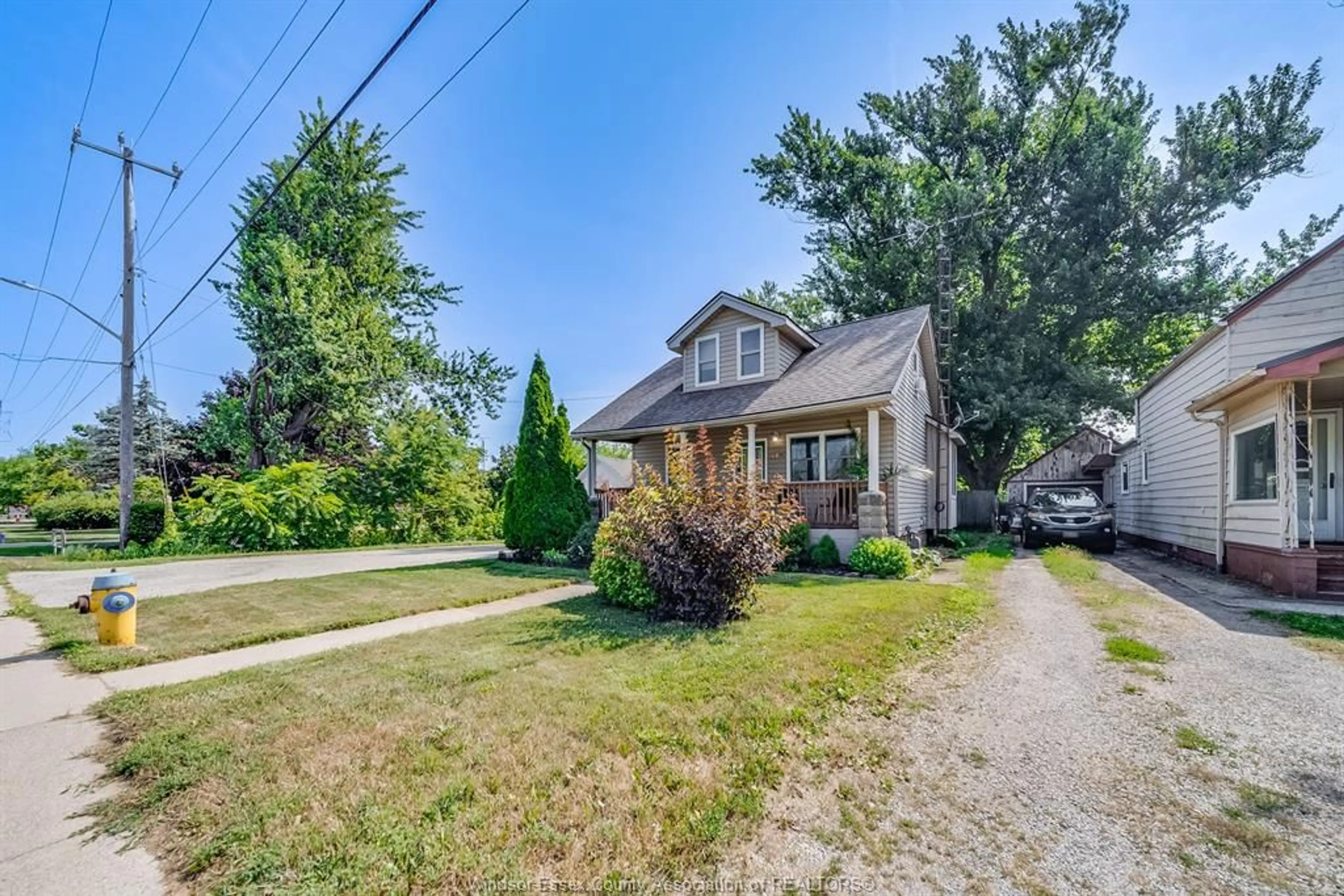 A pic from outside/outdoor area/front of a property/back of a property/a pic from drone, street for 460 QUEEN St, Harrow Ontario N0R 1G0