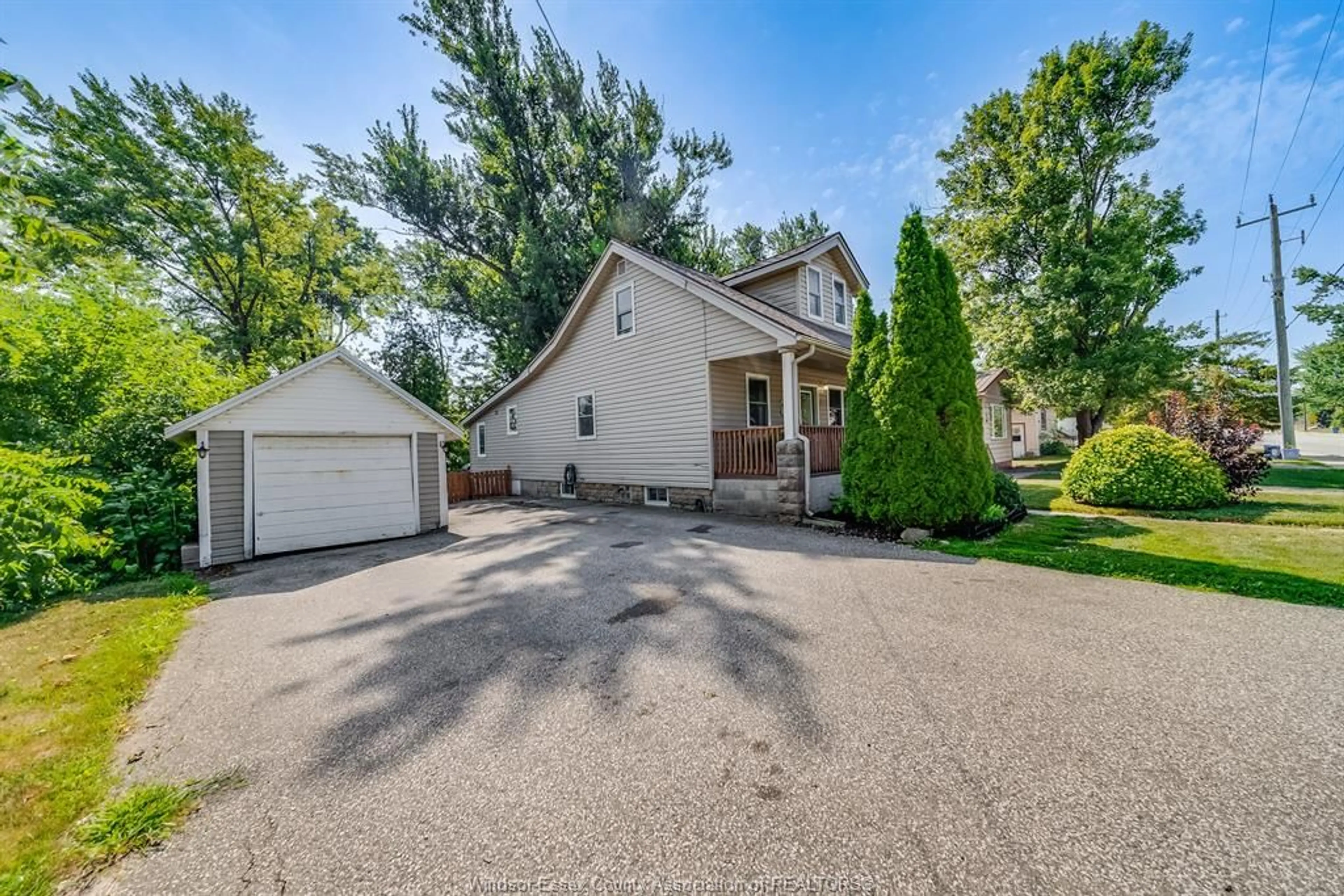 A pic from outside/outdoor area/front of a property/back of a property/a pic from drone, street for 460 QUEEN St, Harrow Ontario N0R 1G0