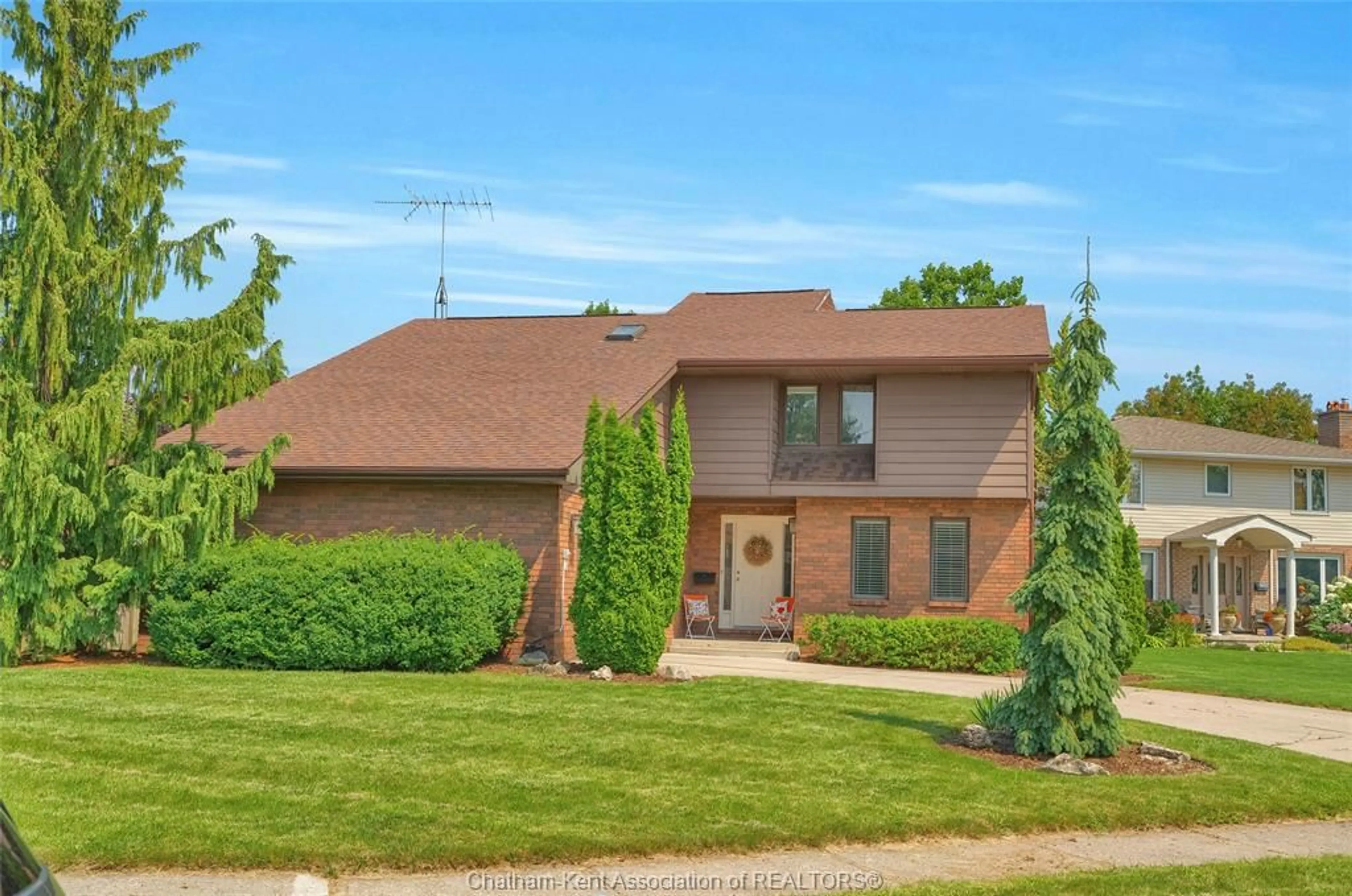 Home with brick exterior material, street for 8 MOHAWK Crt, Chatham Ontario N7M 5X1