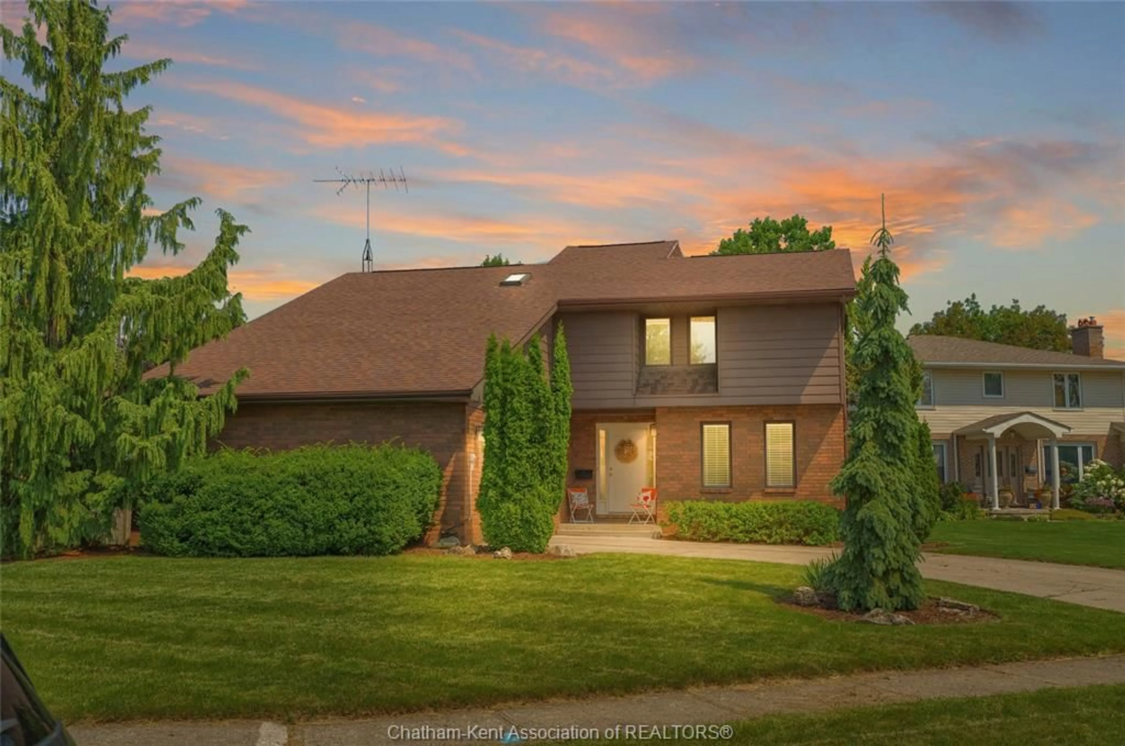 Home with brick exterior material, street for 8 MOHAWK Crt, Chatham Ontario N7M 5X1