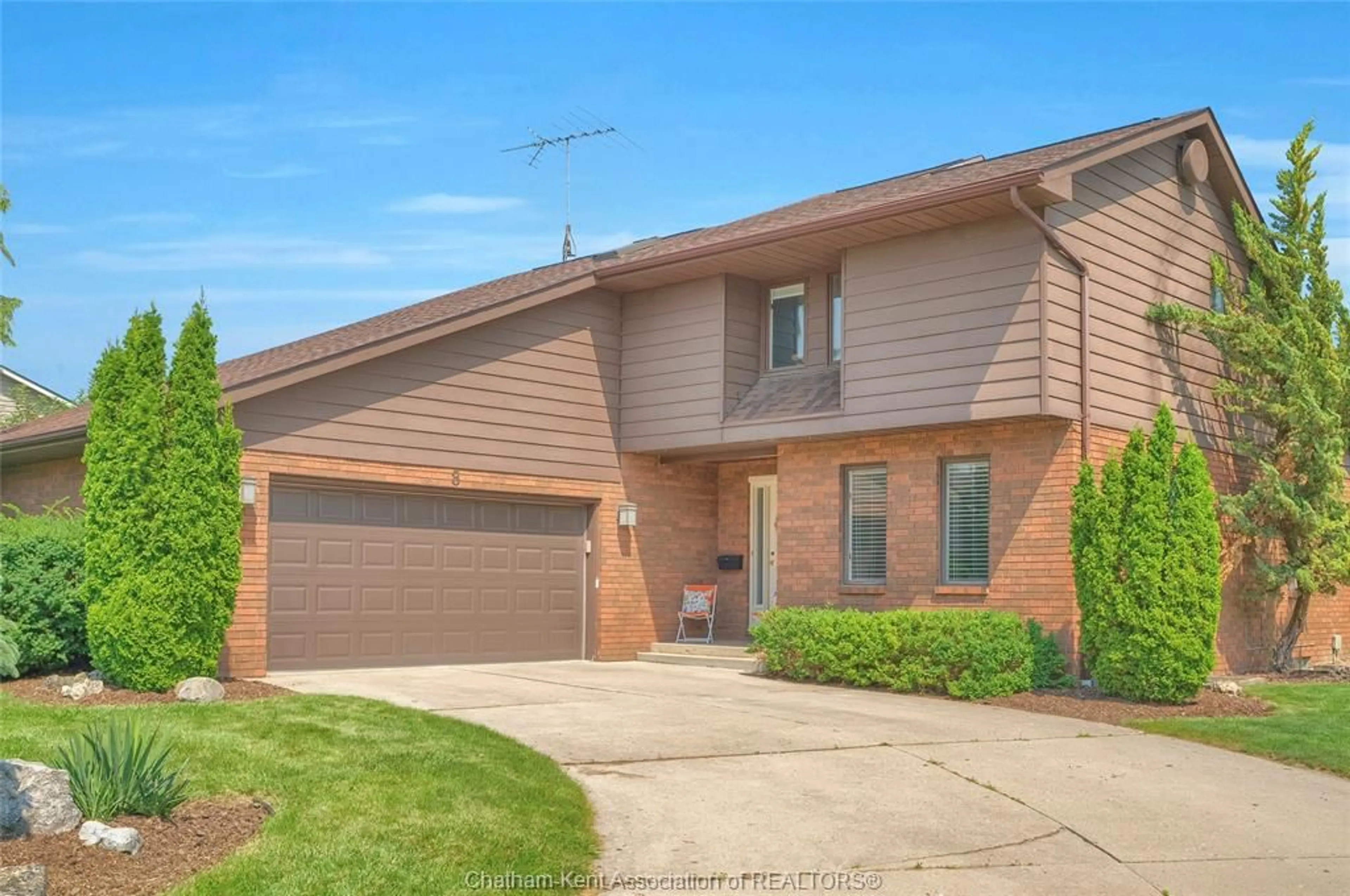 Home with brick exterior material, street for 8 MOHAWK Crt, Chatham Ontario N7M 5X1