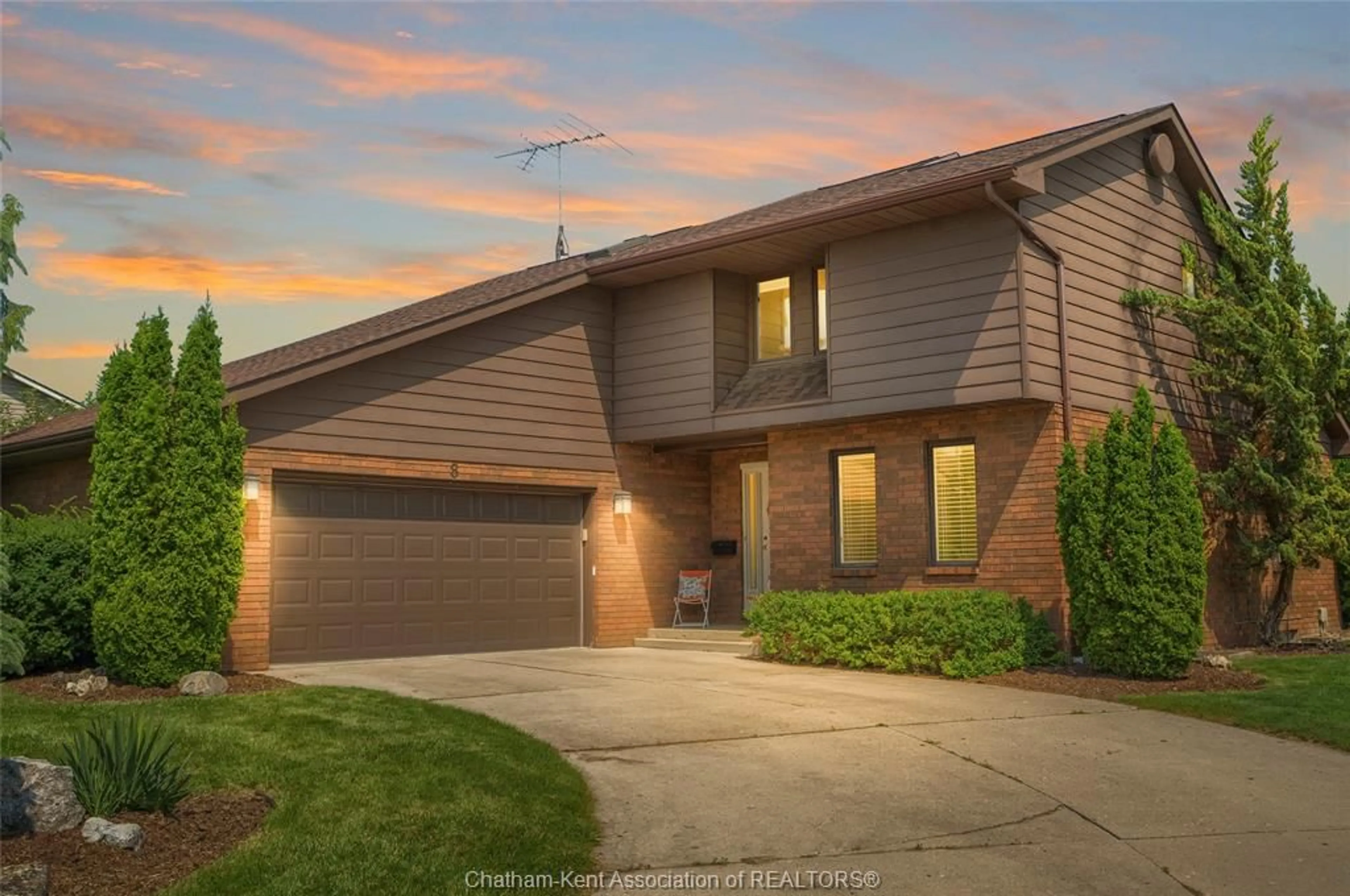 Home with brick exterior material, street for 8 MOHAWK Crt, Chatham Ontario N7M 5X1