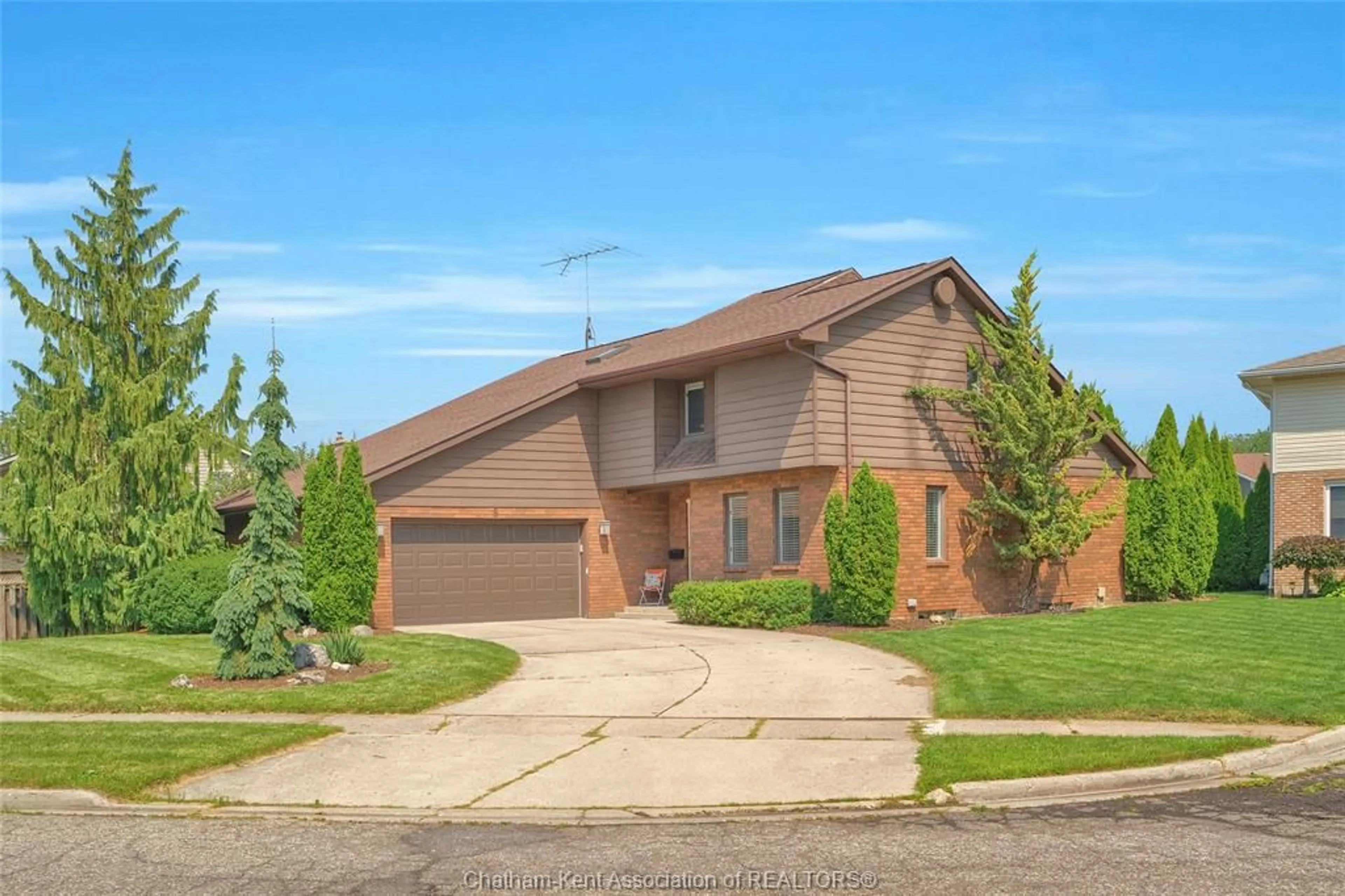 Home with brick exterior material, street for 8 MOHAWK Crt, Chatham Ontario N7M 5X1