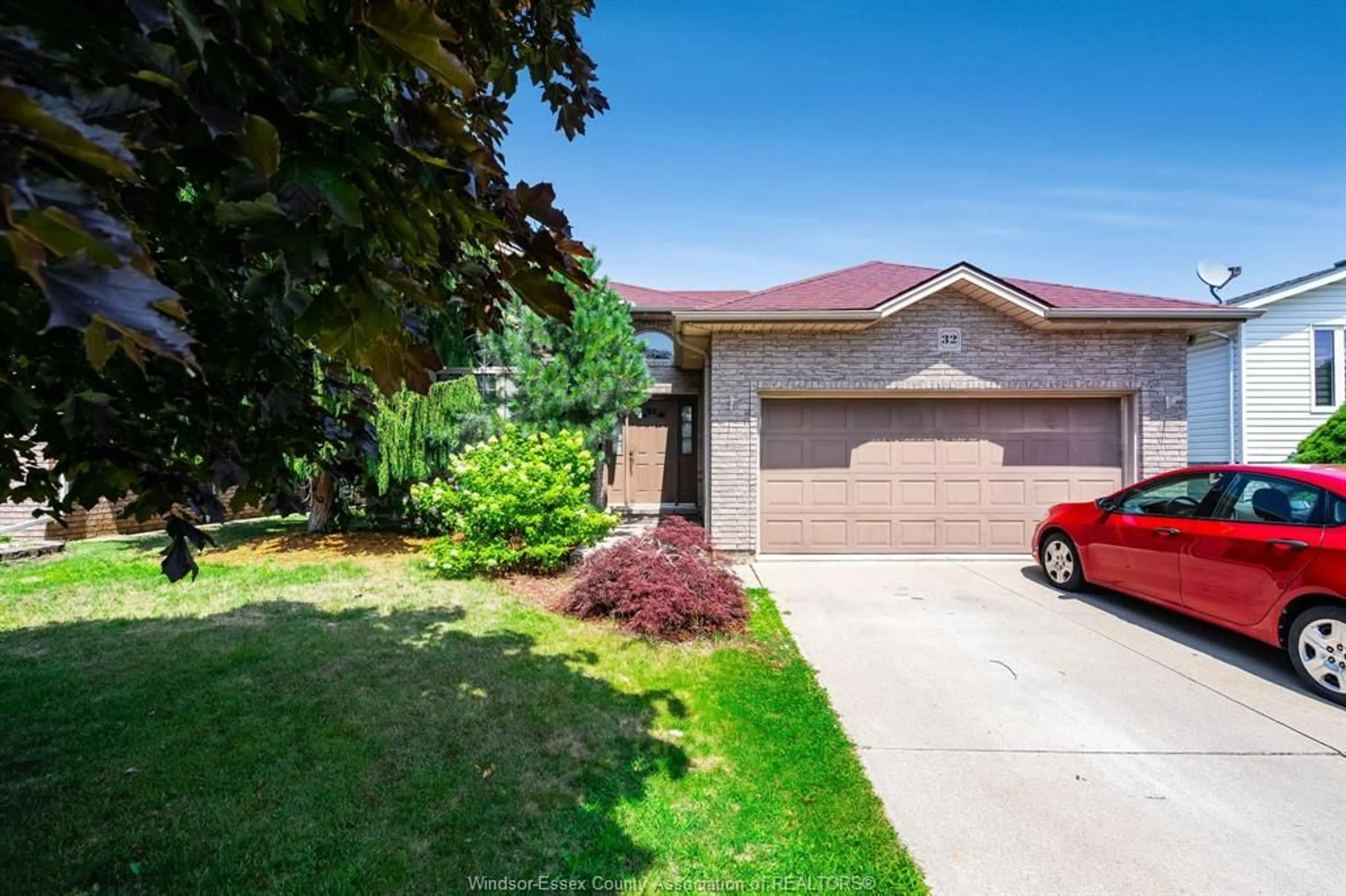 A pic from outside/outdoor area/front of a property/back of a property/a pic from drone, street for 32 Wakefield, Leamington Ontario N8H 5J7