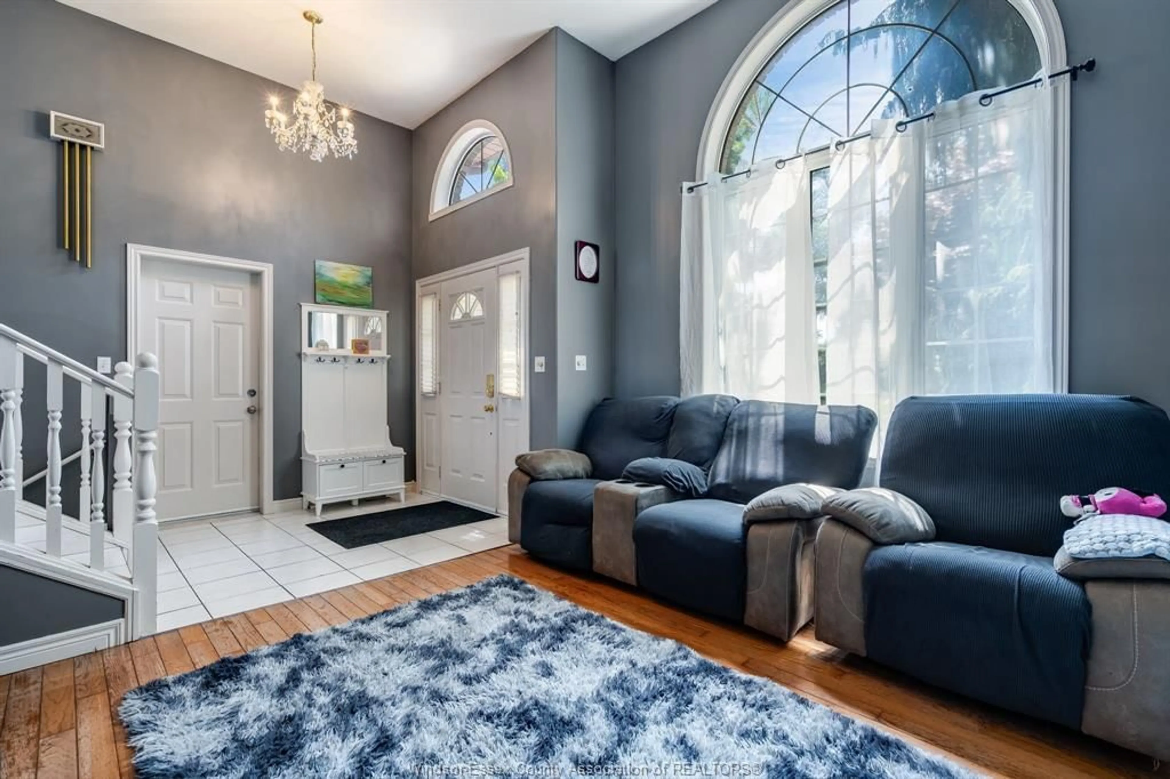 Indoor entryway for 32 Wakefield, Leamington Ontario N8H 5J7
