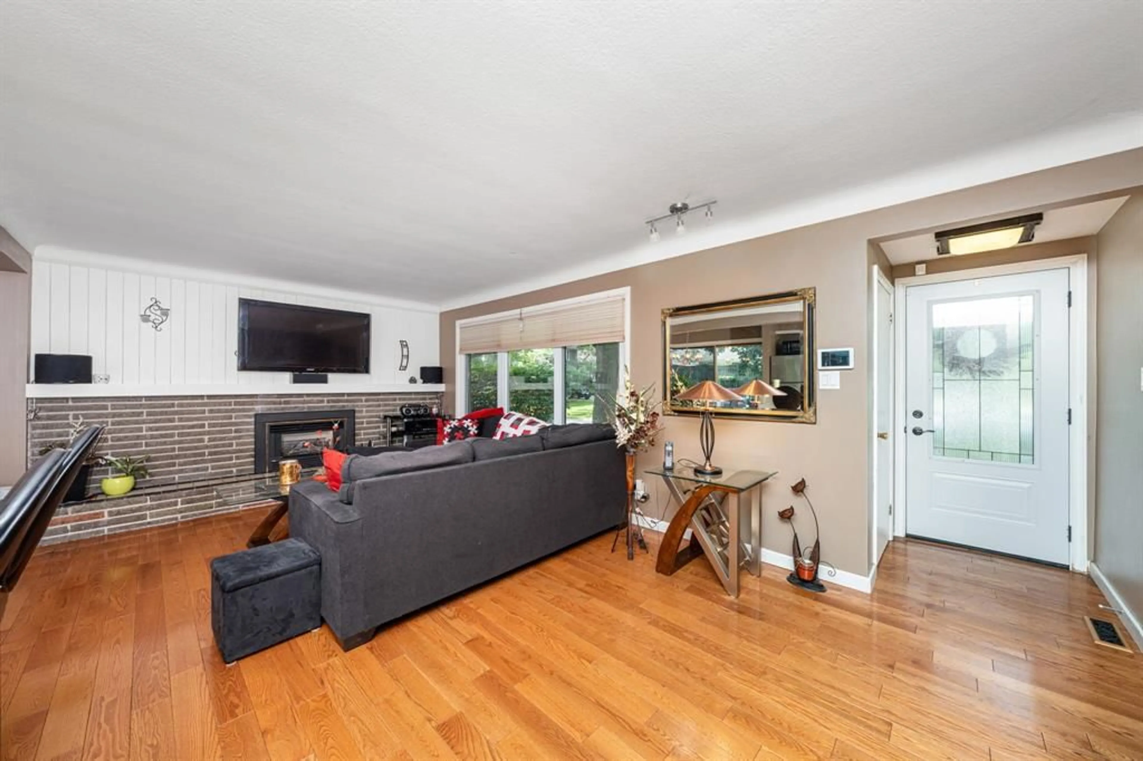 Living room with furniture, wood/laminate floor for 1220 RIDGEWOOD Dr, Sarnia Ontario N7V 3R1