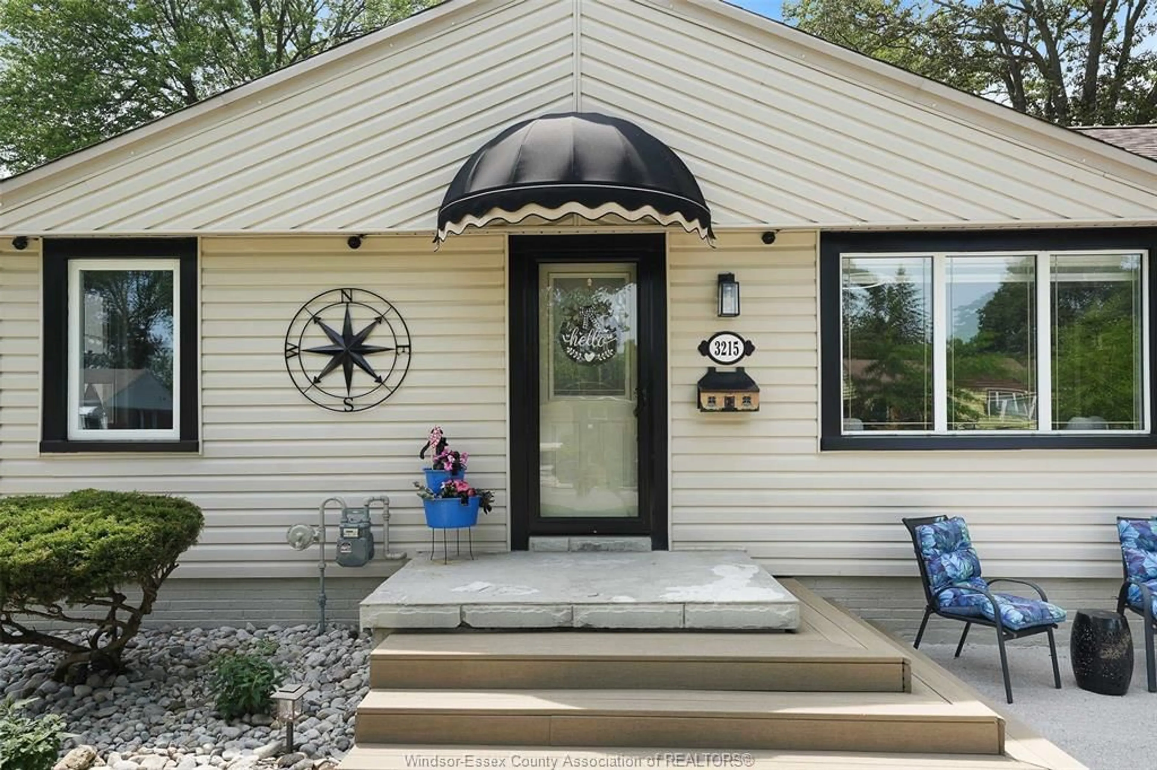 Home with vinyl exterior material, street for 3215 CURRY Ave, Windsor Ontario N9E 2T4