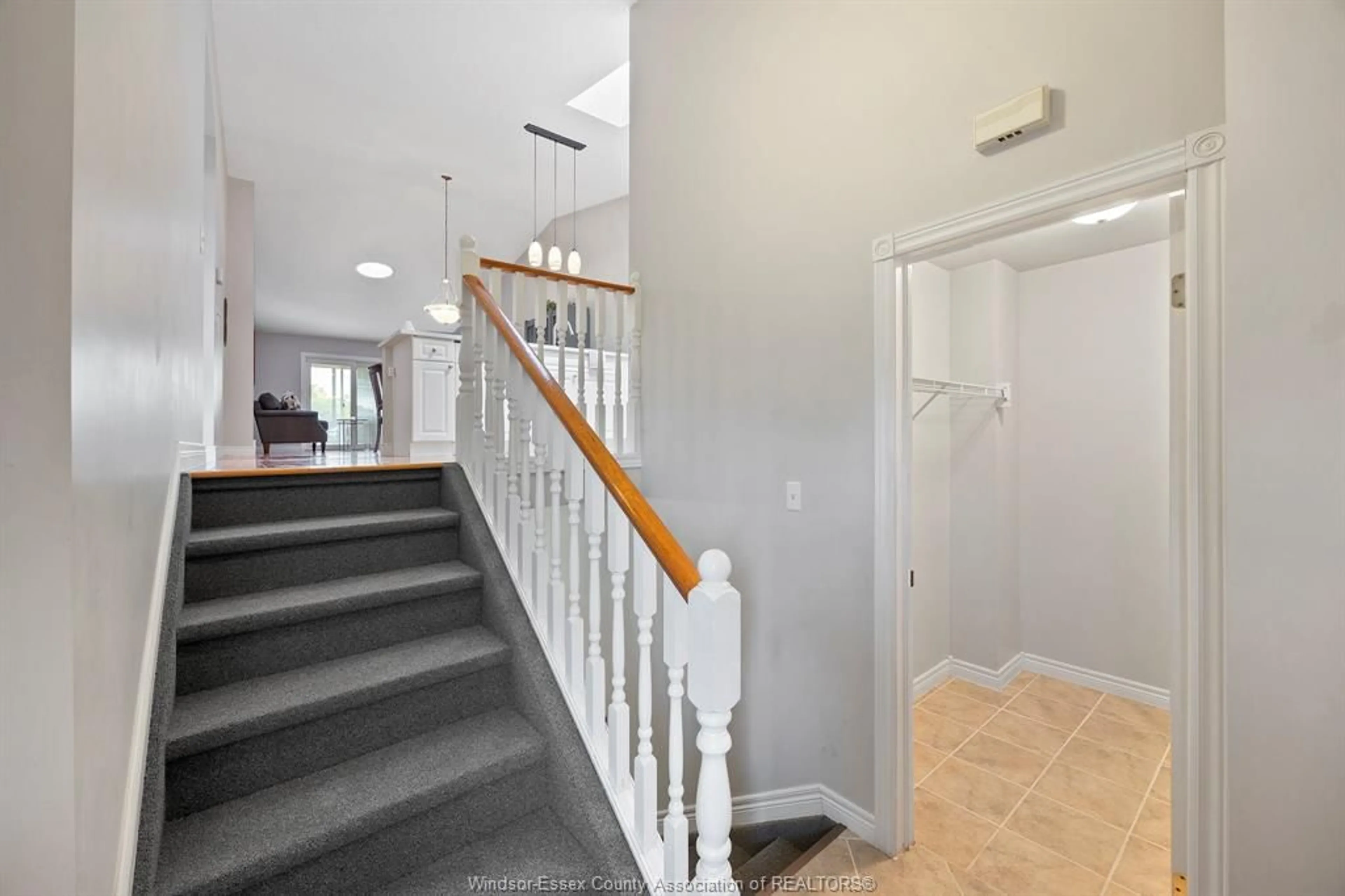 Indoor foyer for 184 BENNIE Ave, Leamington Ontario N8H 5L8