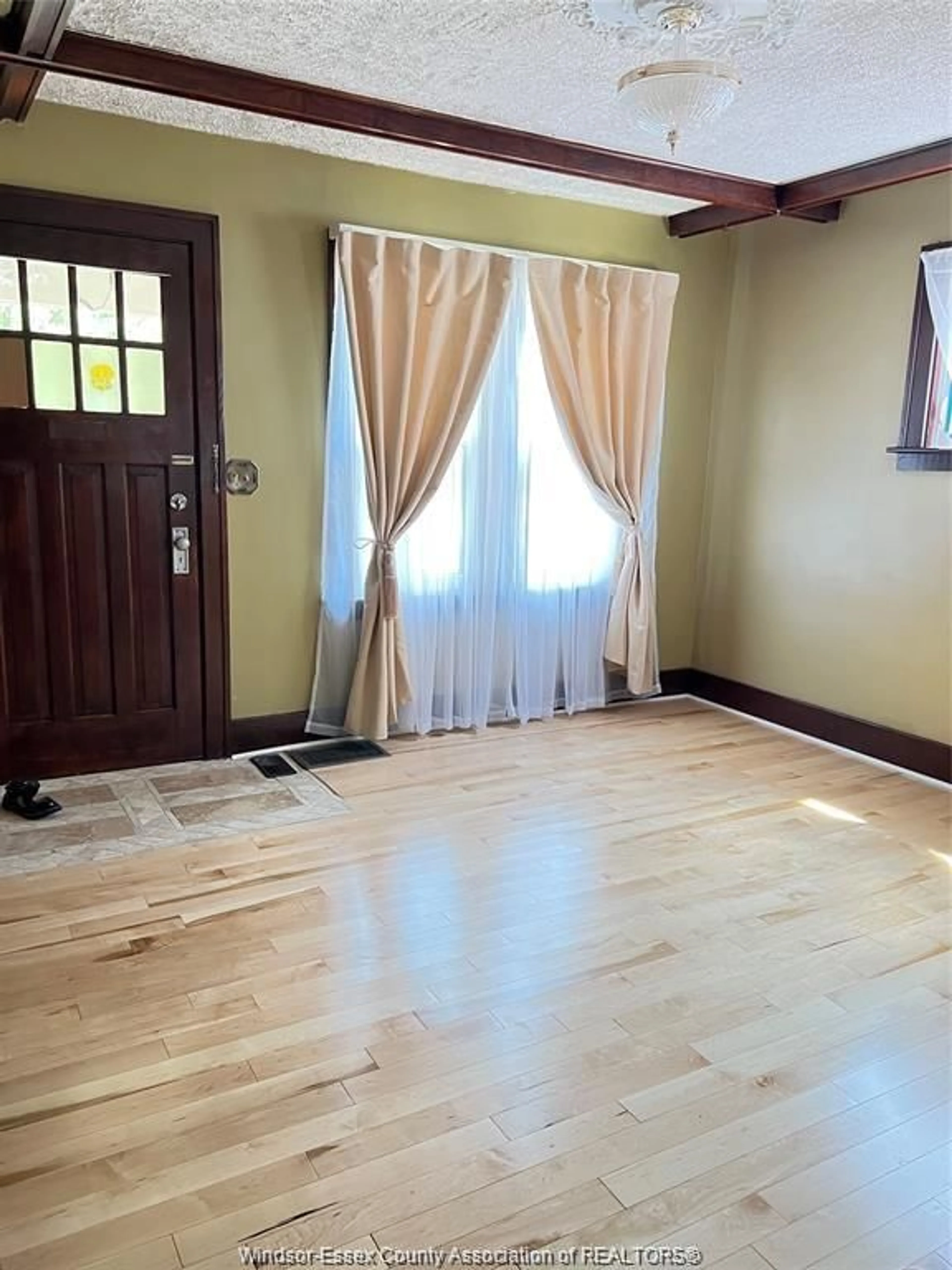 Indoor entryway for 1951 TOURANGEAU Rd, Windsor Ontario N8W 4N4