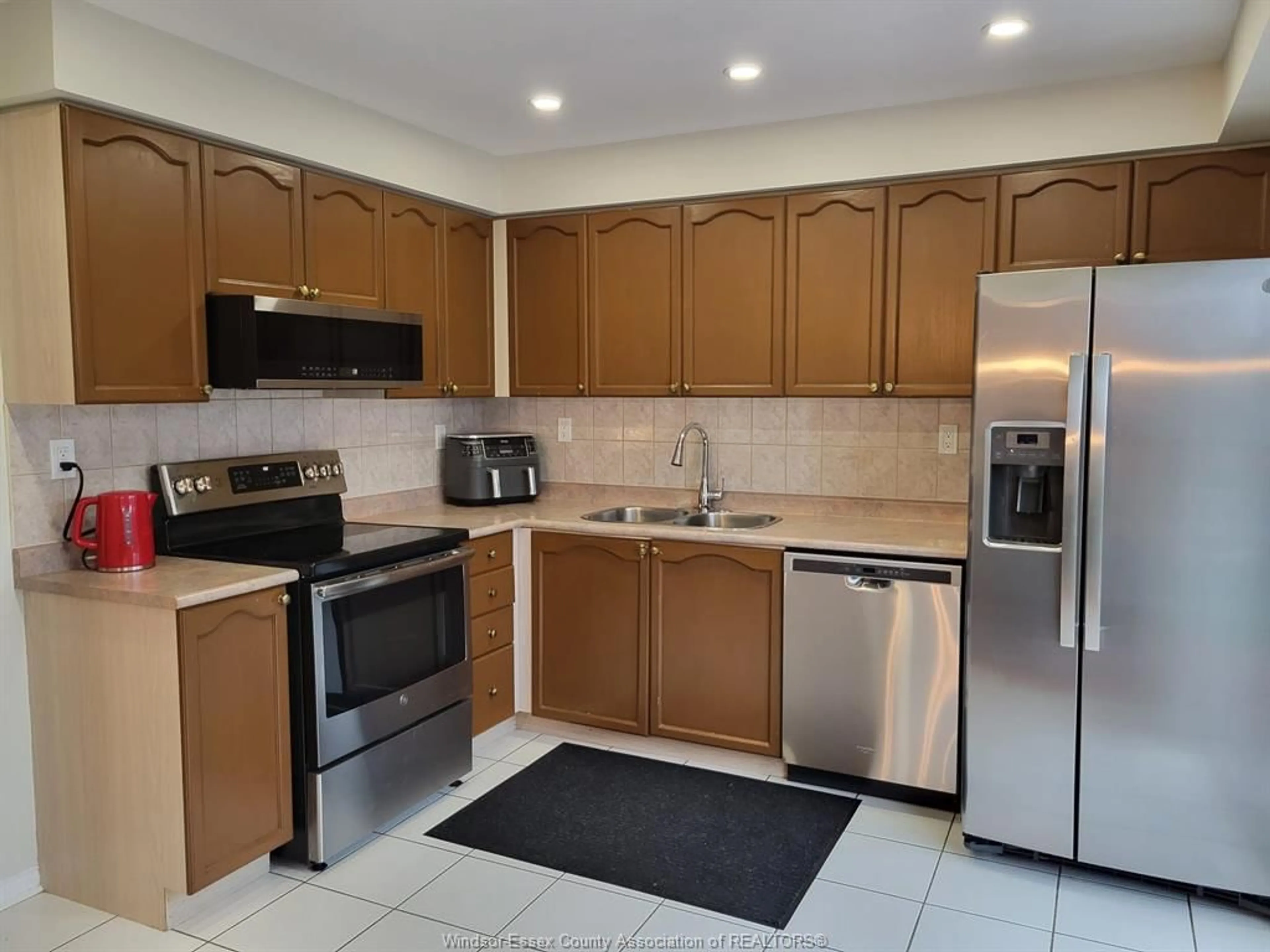 Standard kitchen, unknown for 1020 PEACH BLOSSOM Cres, Windsor Ontario N9G 2R5