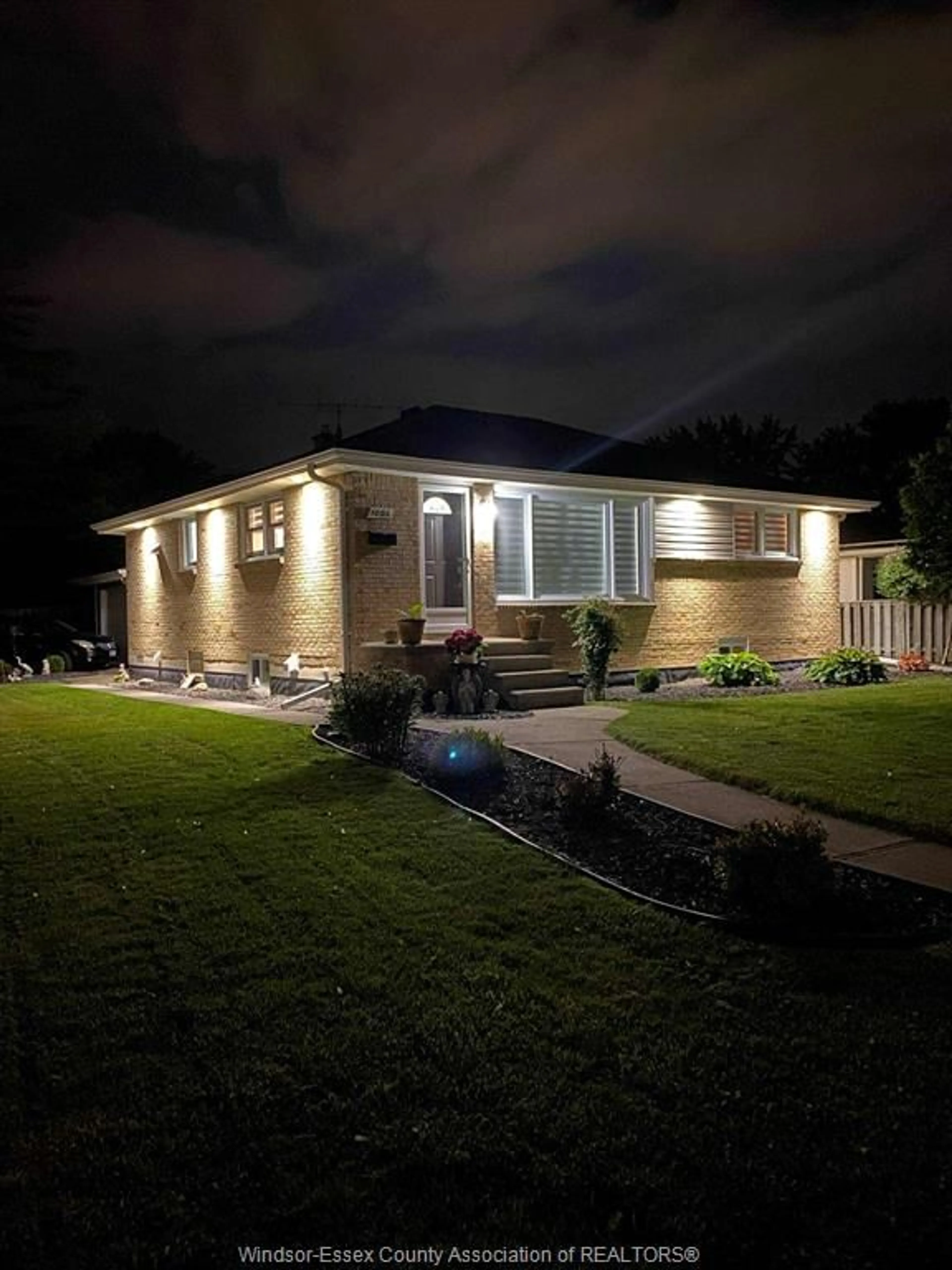 A pic from outside/outdoor area/front of a property/back of a property/a pic from drone, building for 1006 BUCKINGHAM Rd, Windsor Ontario N8S 2E3