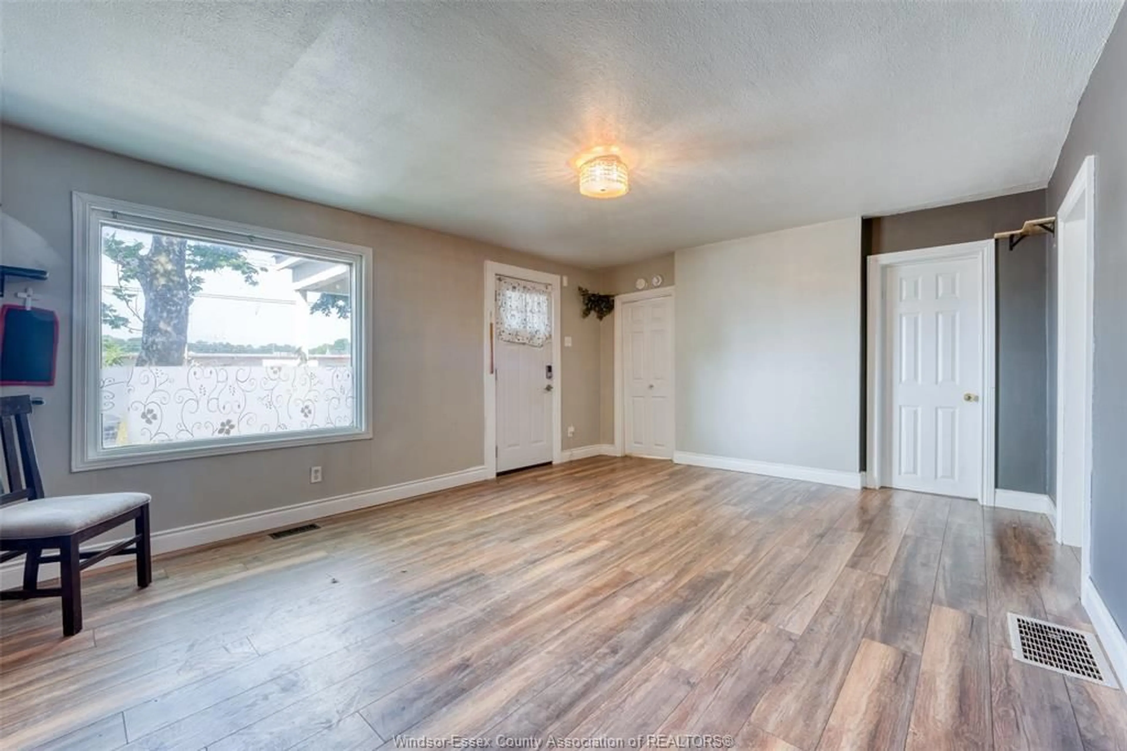 A pic of a room for 1050 St. Luke Road, Windsor Ontario N8Y 3M8