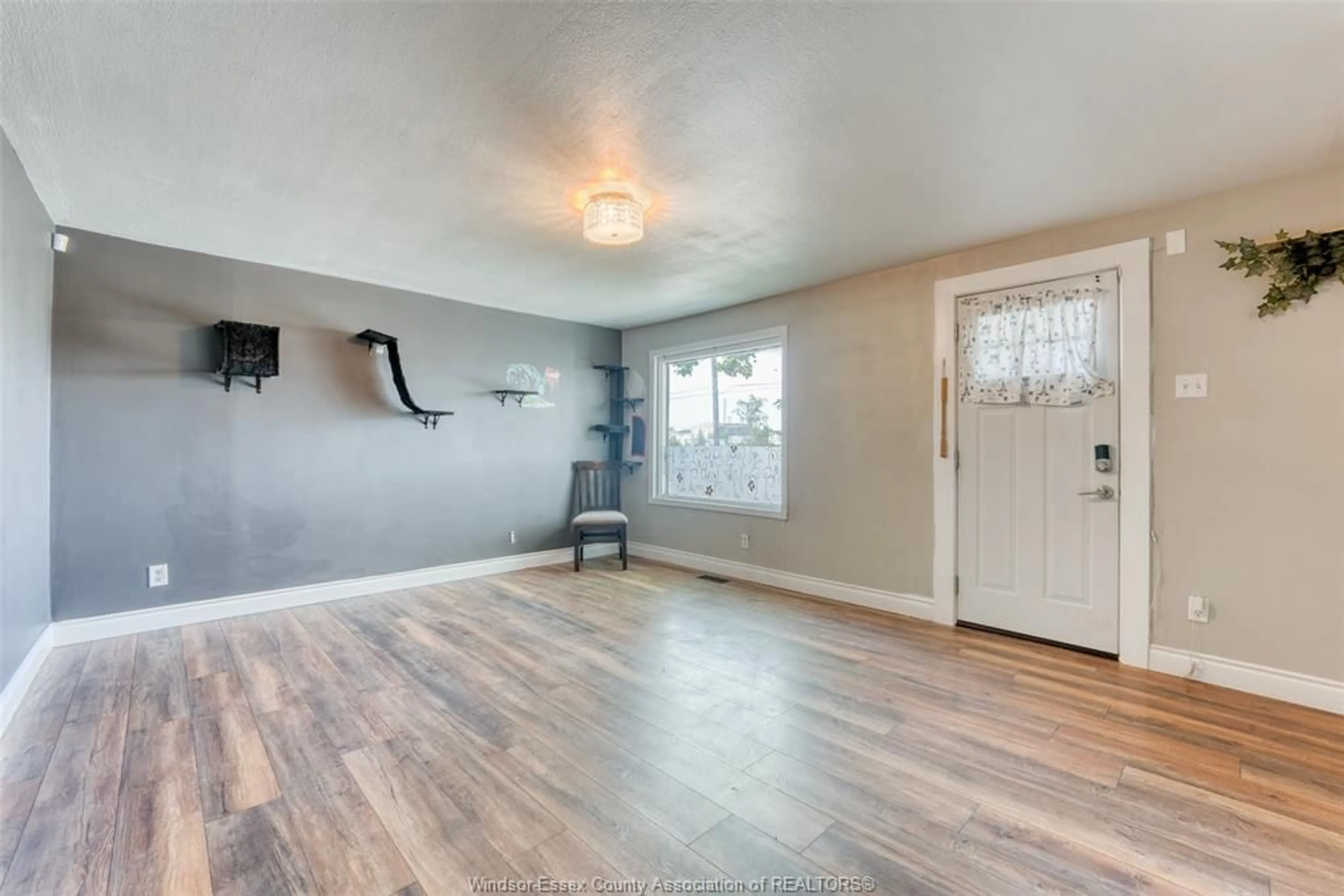 Indoor entryway for 1050 St. Luke Road, Windsor Ontario N8Y 3M8