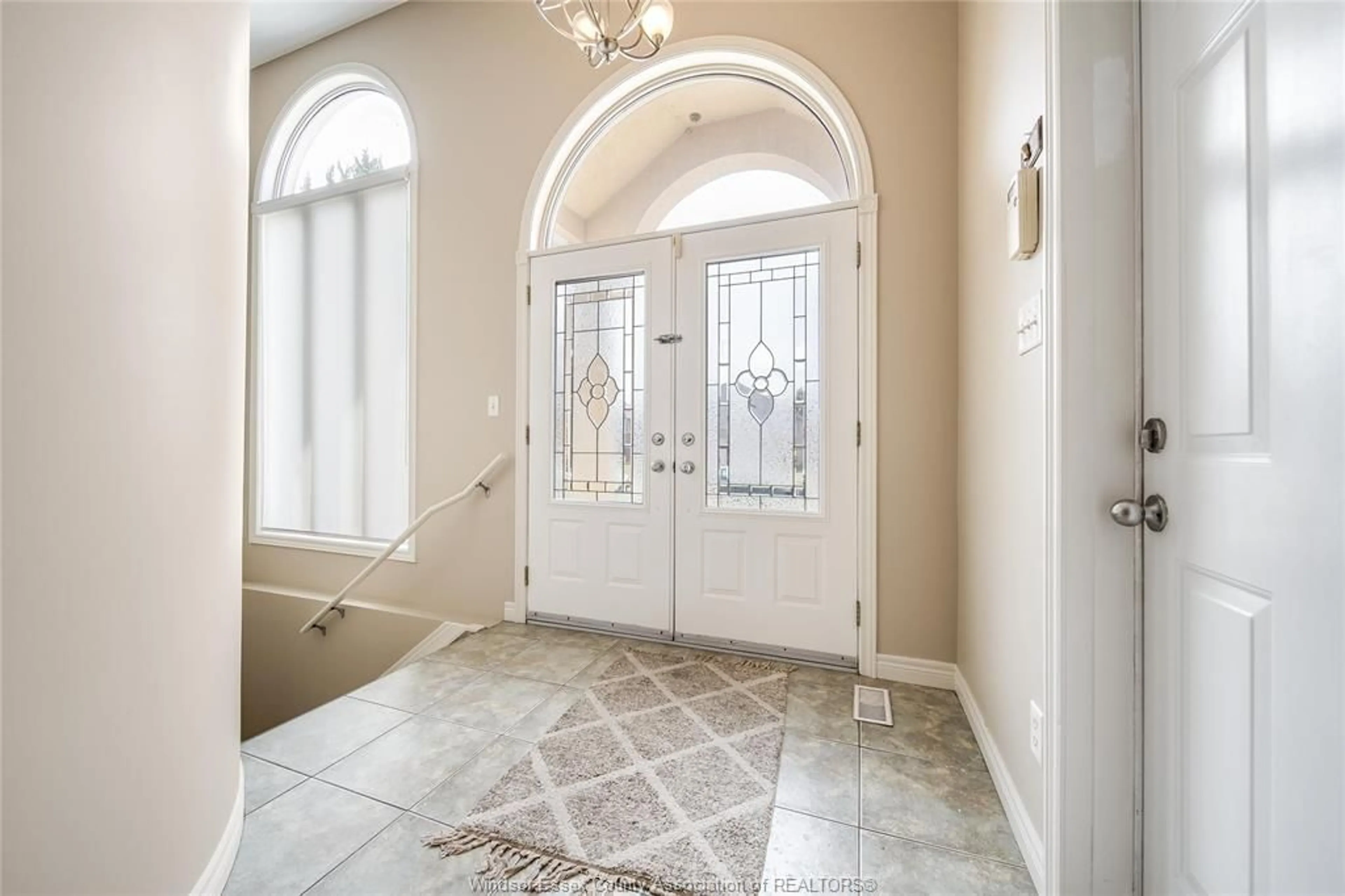 Indoor entryway for 160 BRANTON Cres, Tecumseh Ontario N9K 1E6