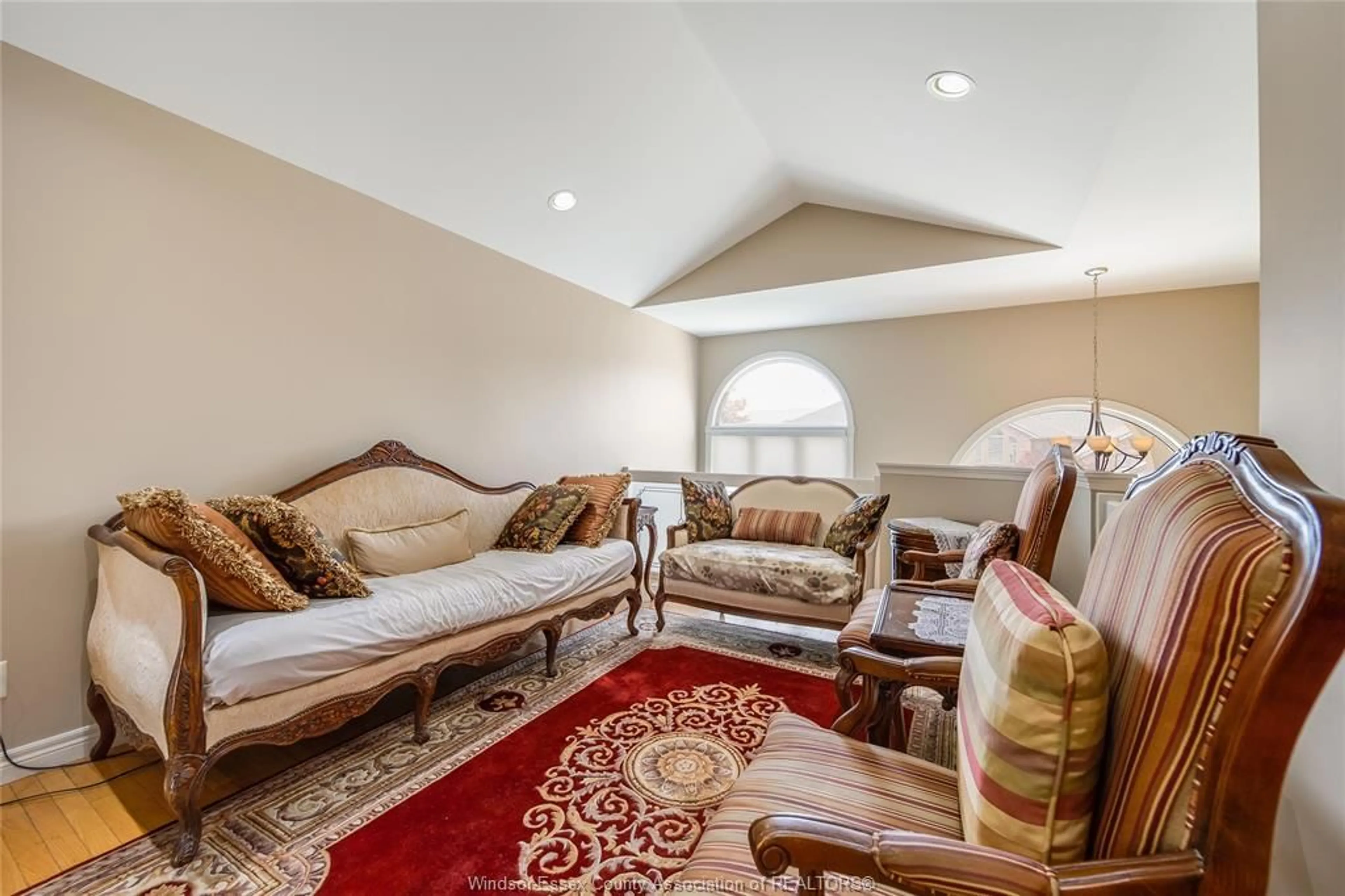 Living room with furniture, carpet floor for 160 BRANTON Cres, Tecumseh Ontario N9K 1E6