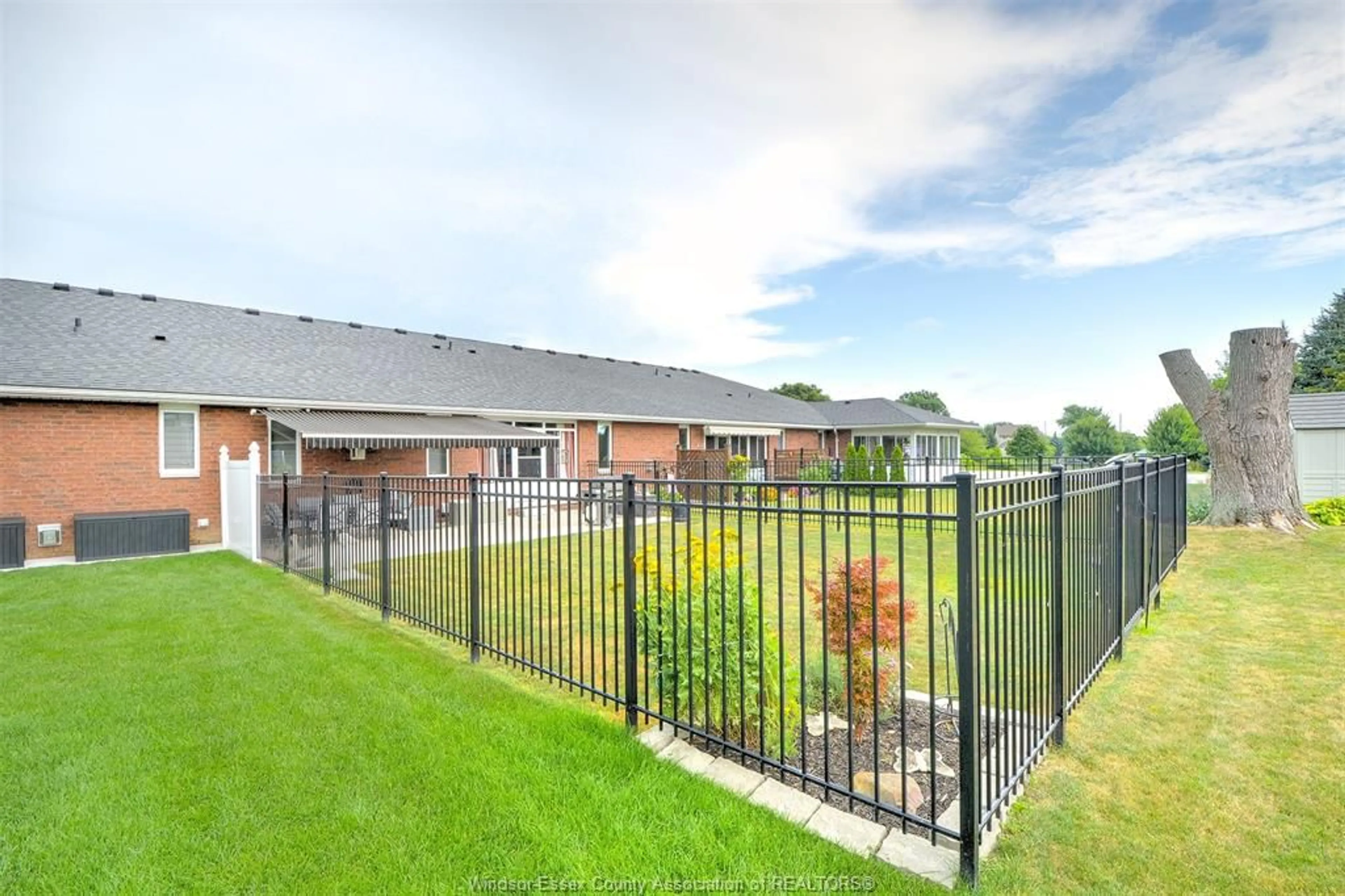 A pic from outside/outdoor area/front of a property/back of a property/a pic from drone, unknown for 146 RIVERFRONT PARK Cres, Amherstburg Ontario N9V 3N3