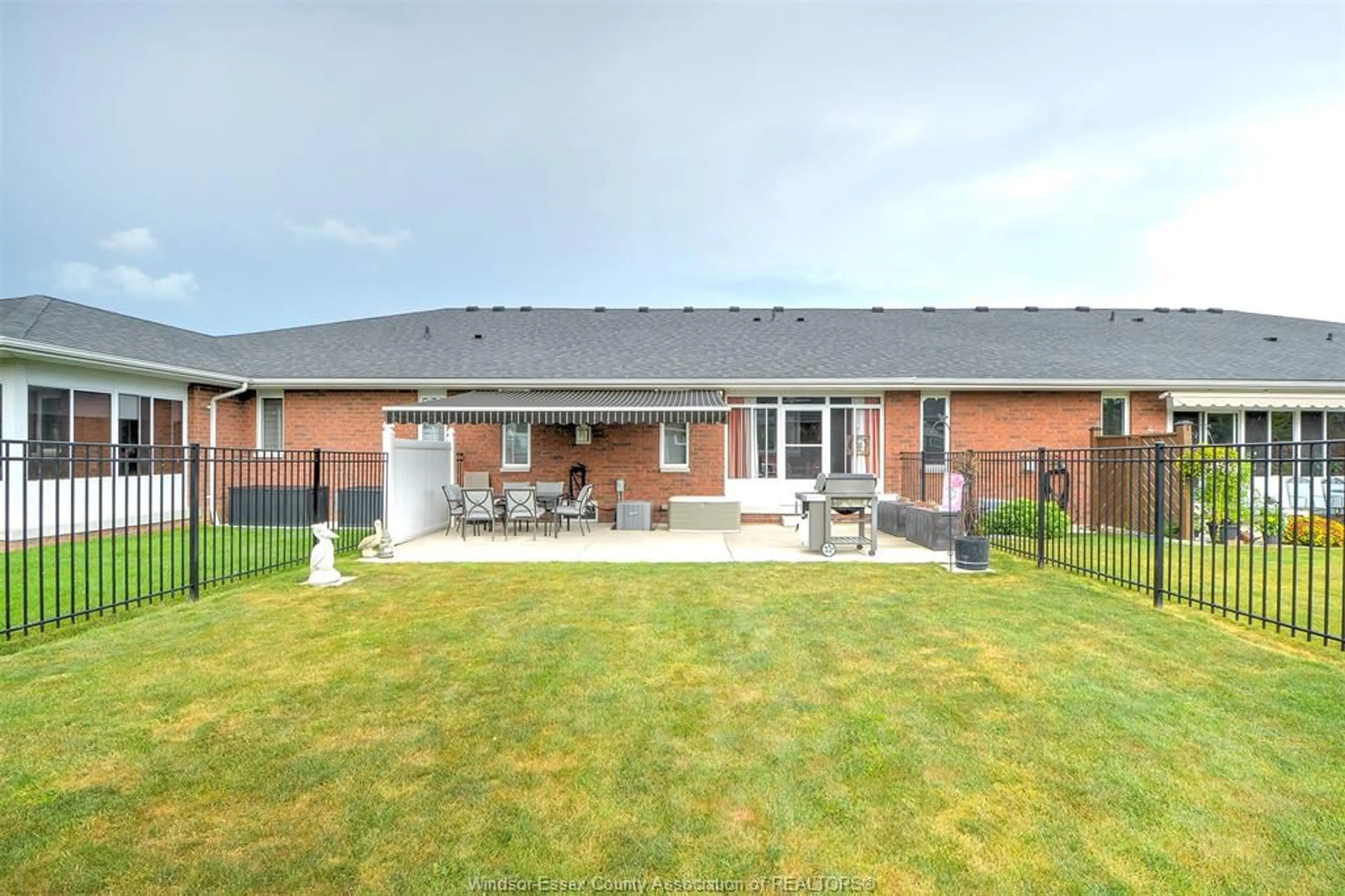 A pic from outside/outdoor area/front of a property/back of a property/a pic from drone, unknown for 146 RIVERFRONT PARK Cres, Amherstburg Ontario N9V 3N3