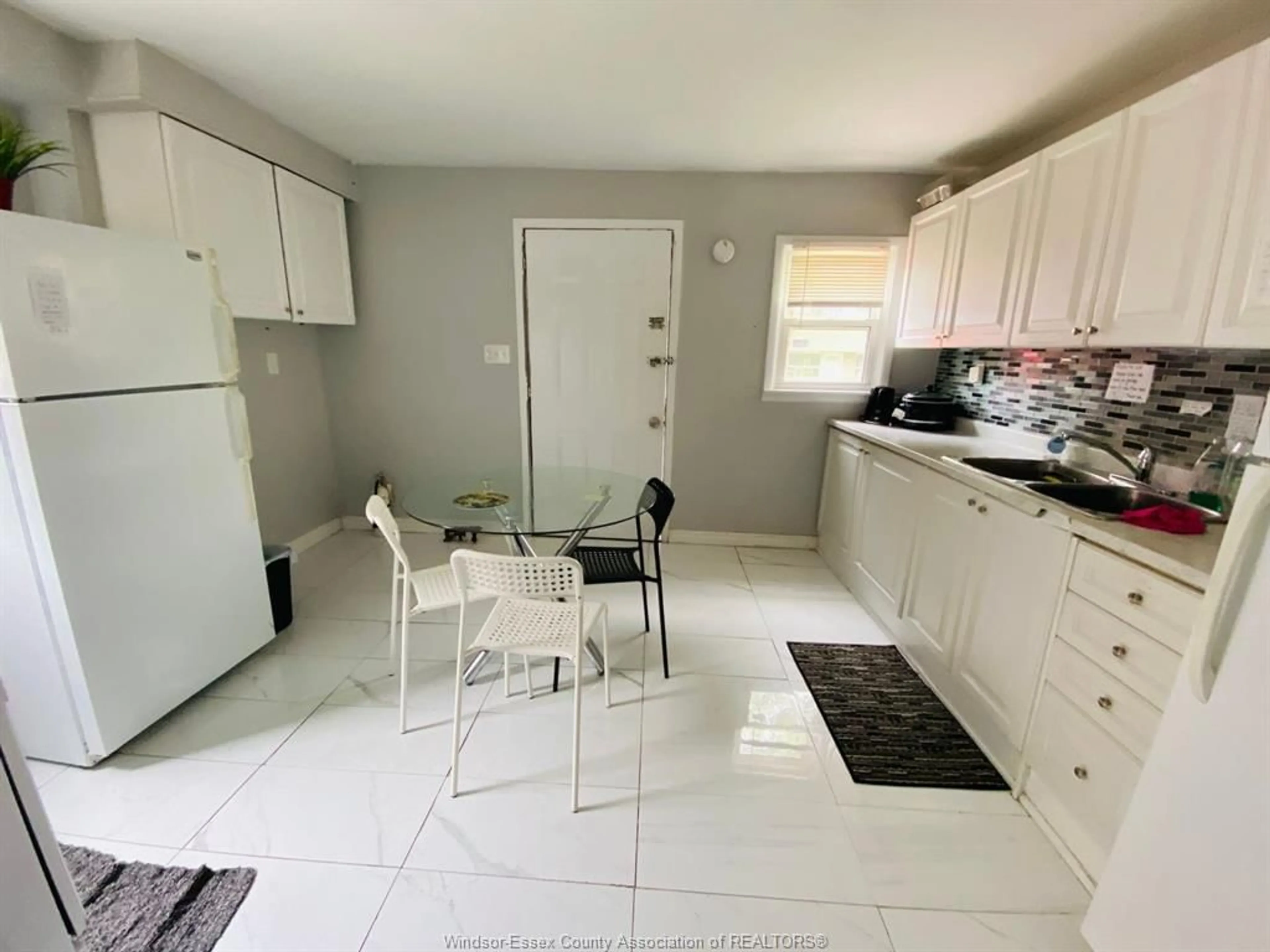 Standard kitchen, ceramic/tile floor for 3479 HARRIS, Windsor Ontario N9C 1N6