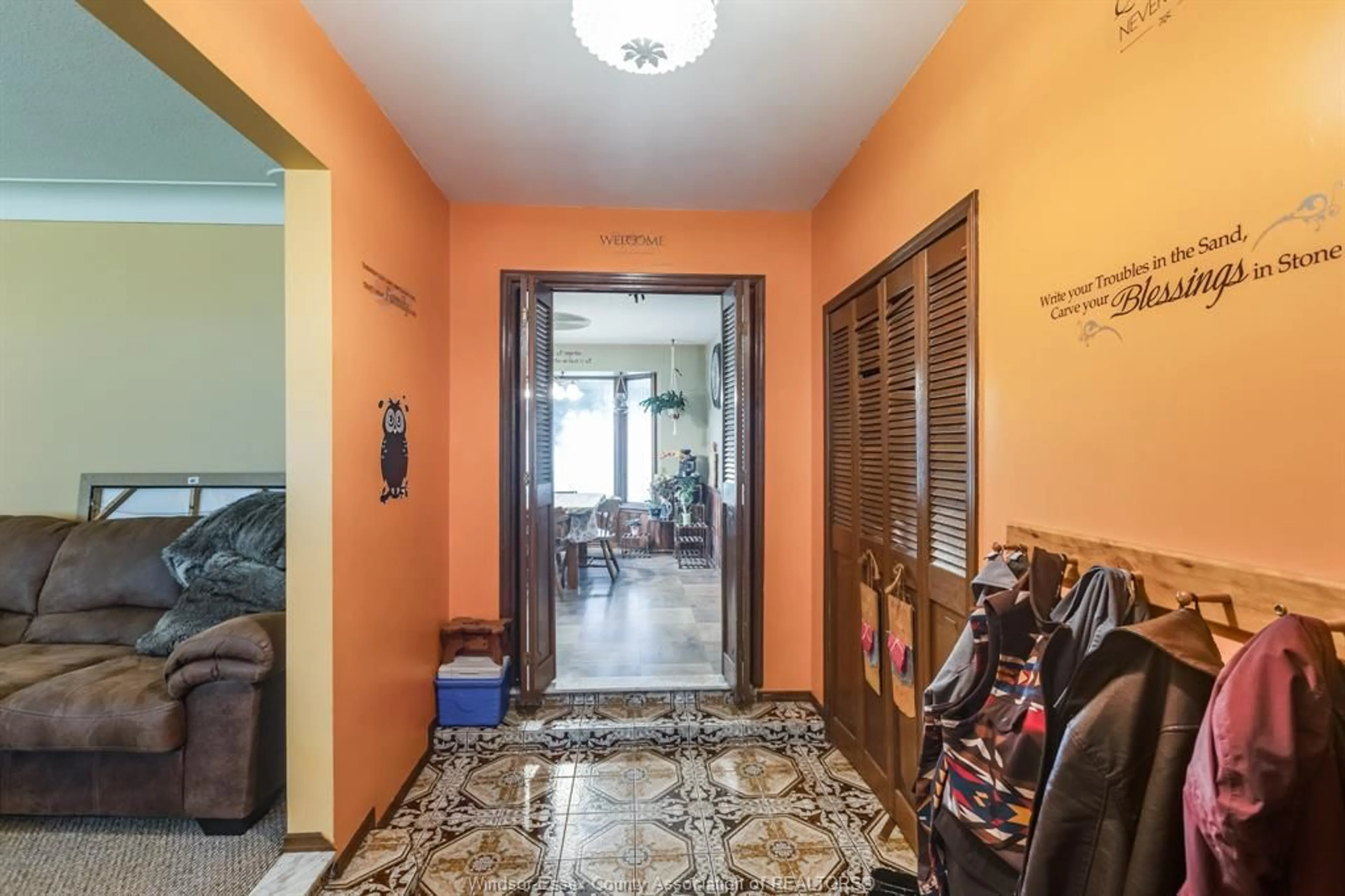 Indoor foyer for 2915 COUNTY RD. 20, Harrow Ontario N0R 1G0