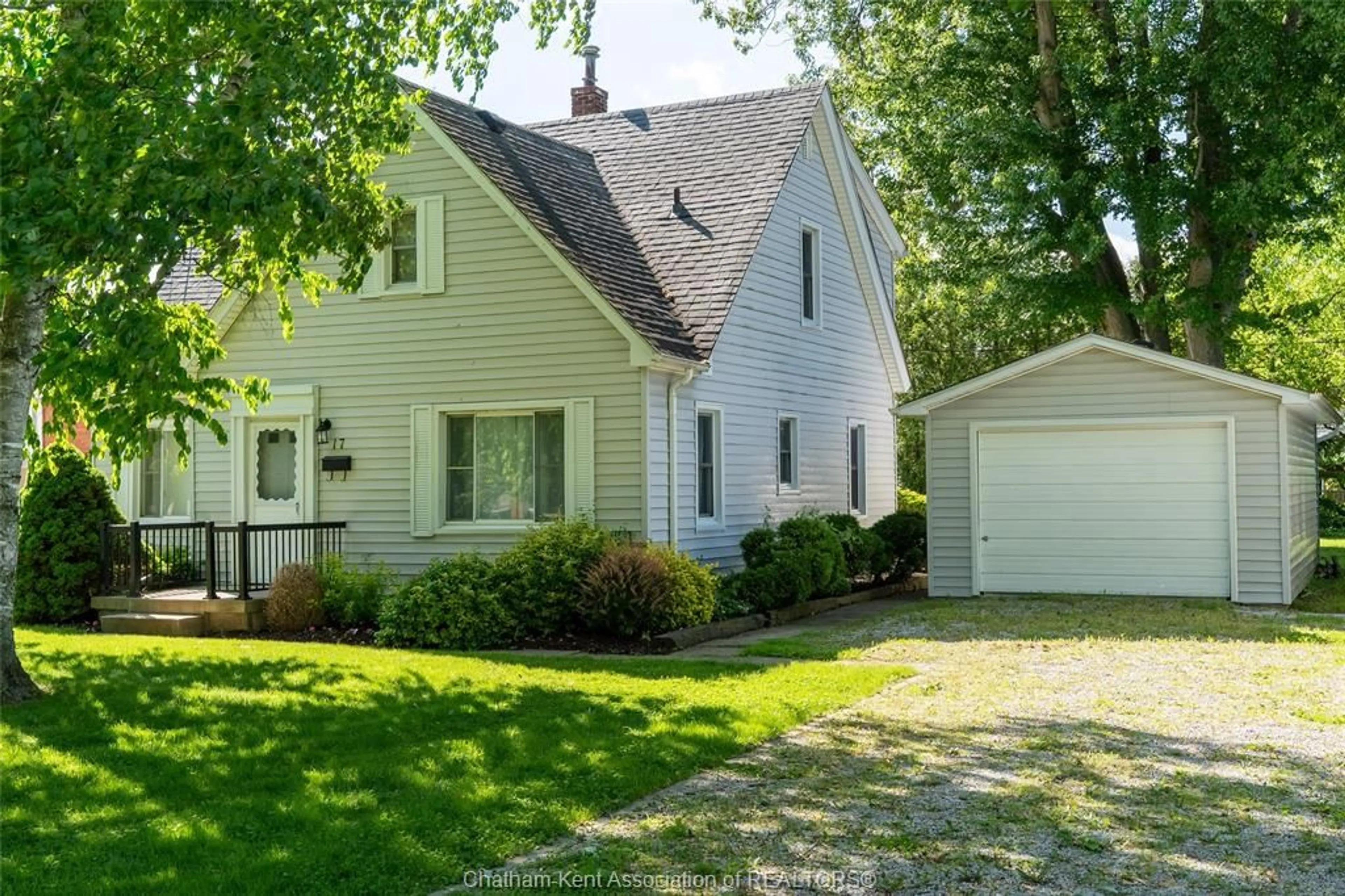 Home with vinyl exterior material, street for 17 O'Brien Dr, Chatham Ontario N7M 2E5