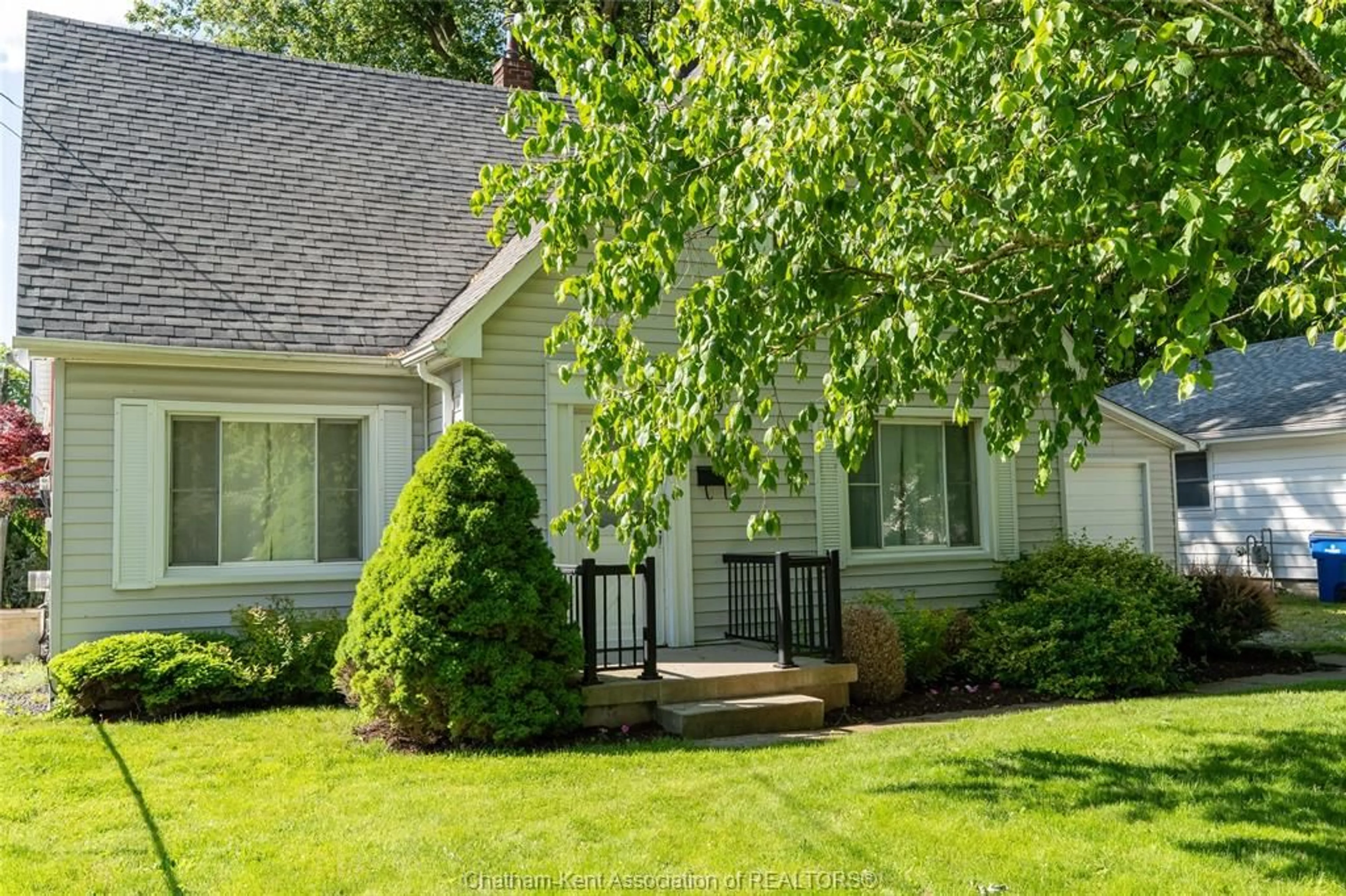 Home with vinyl exterior material, street for 17 O'Brien Dr, Chatham Ontario N7M 2E5