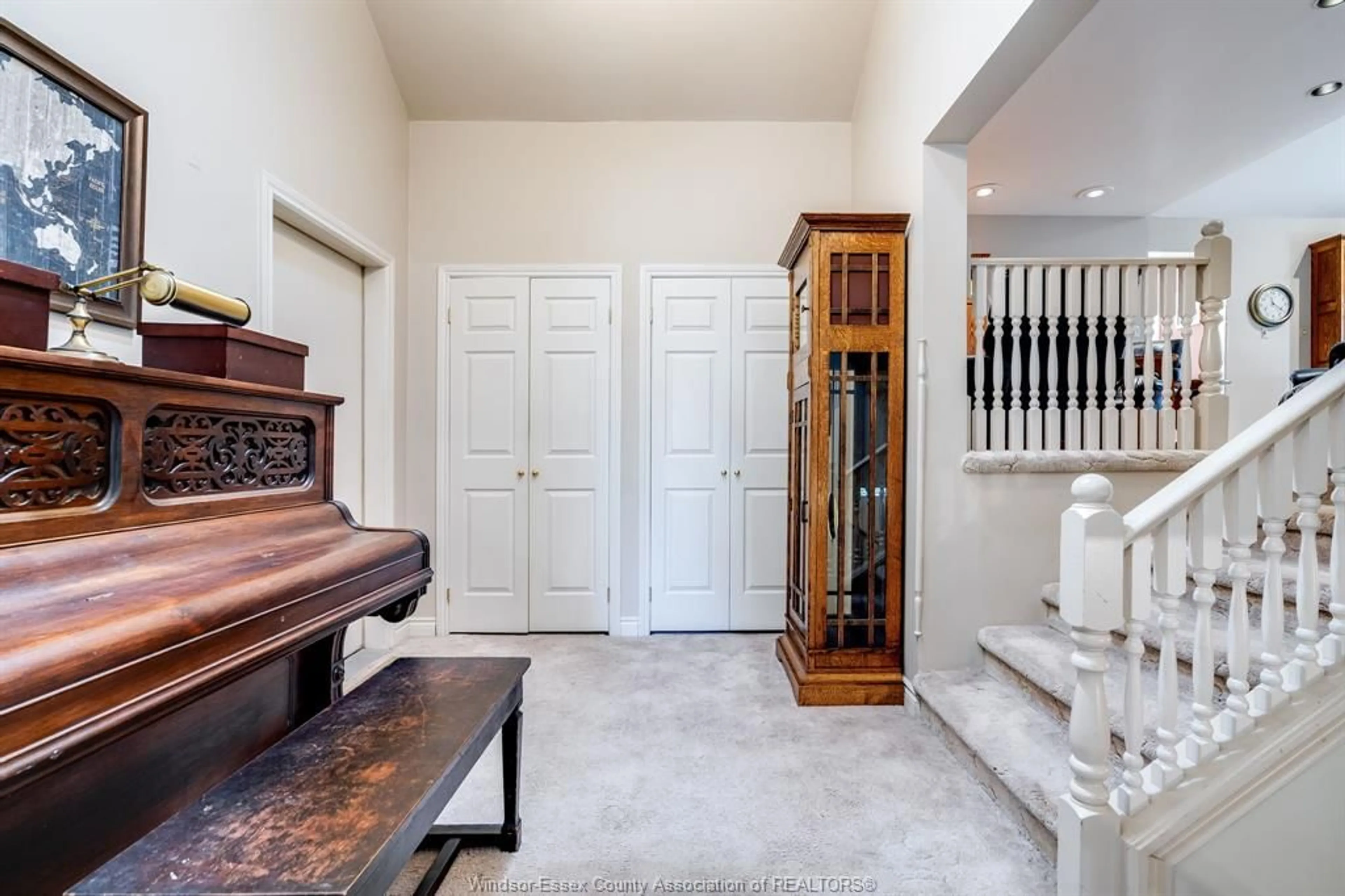 Indoor entryway for 77 Hodgins St, Leamington Ontario N8H 3N6
