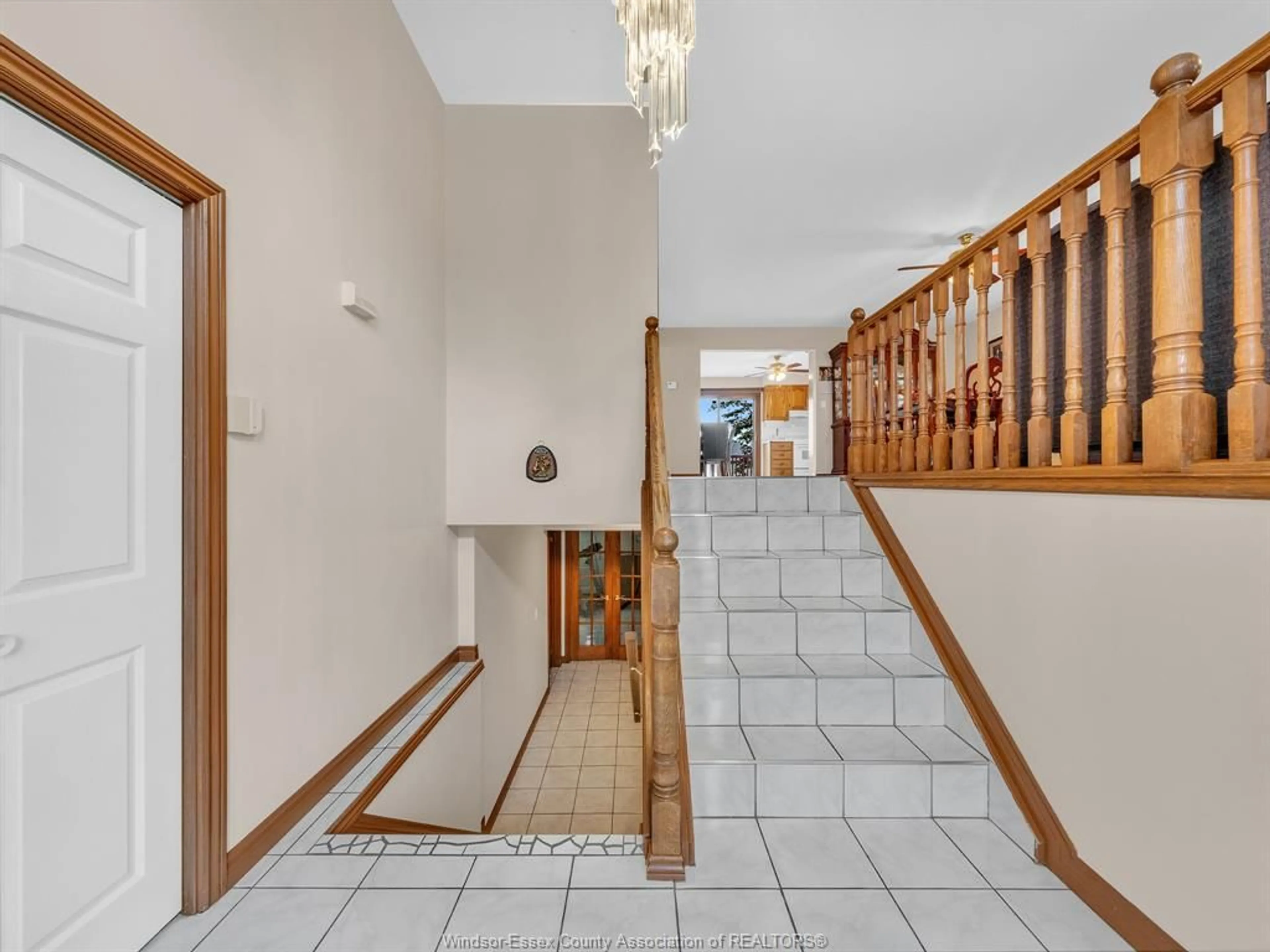 Indoor foyer for 44 SHERWOOD Ave, Leamington Ontario N8H 4T8