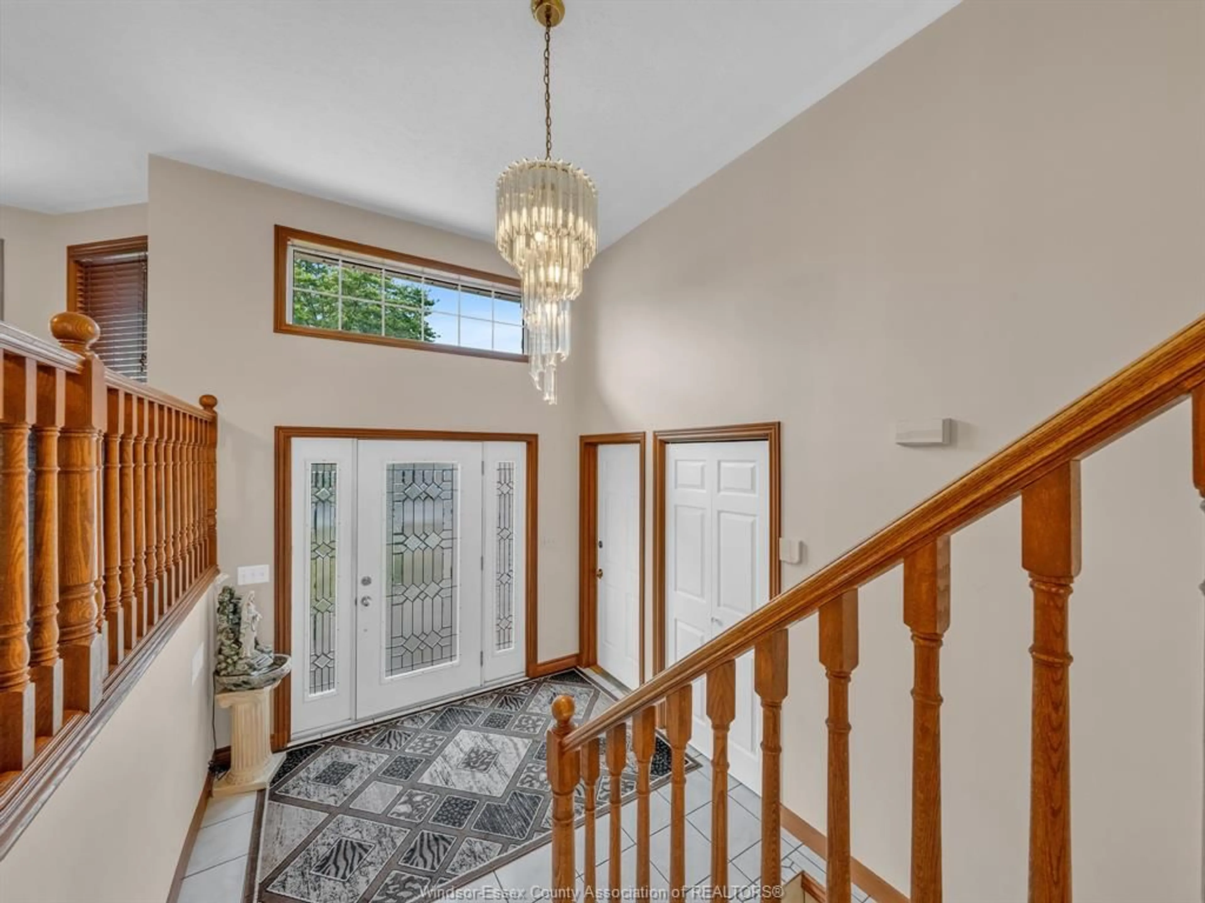 Indoor foyer for 44 SHERWOOD Ave, Leamington Ontario N8H 4T8