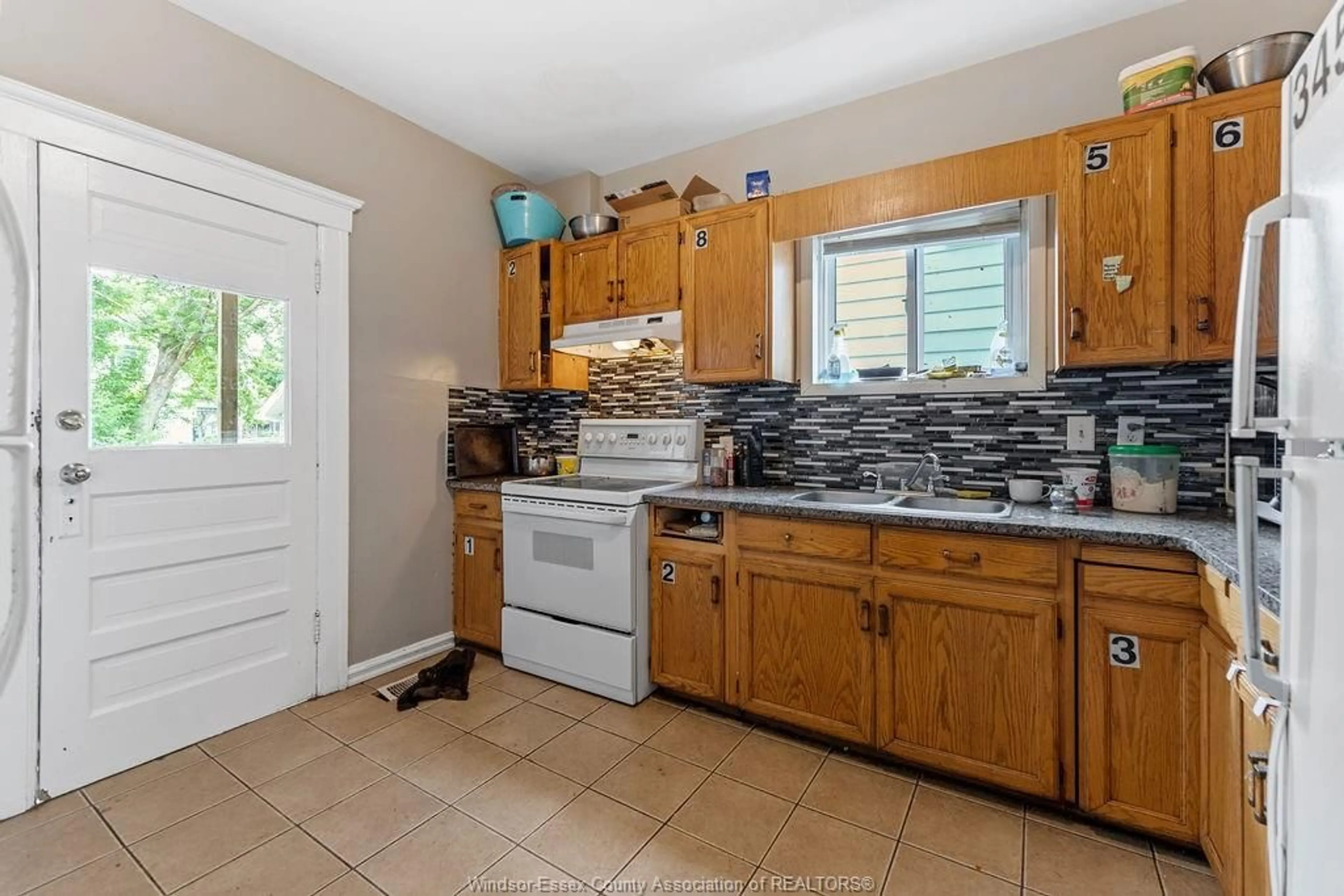 Standard kitchen, ceramic/tile floor for 469 MILL St, Windsor Ontario N9C 2R7