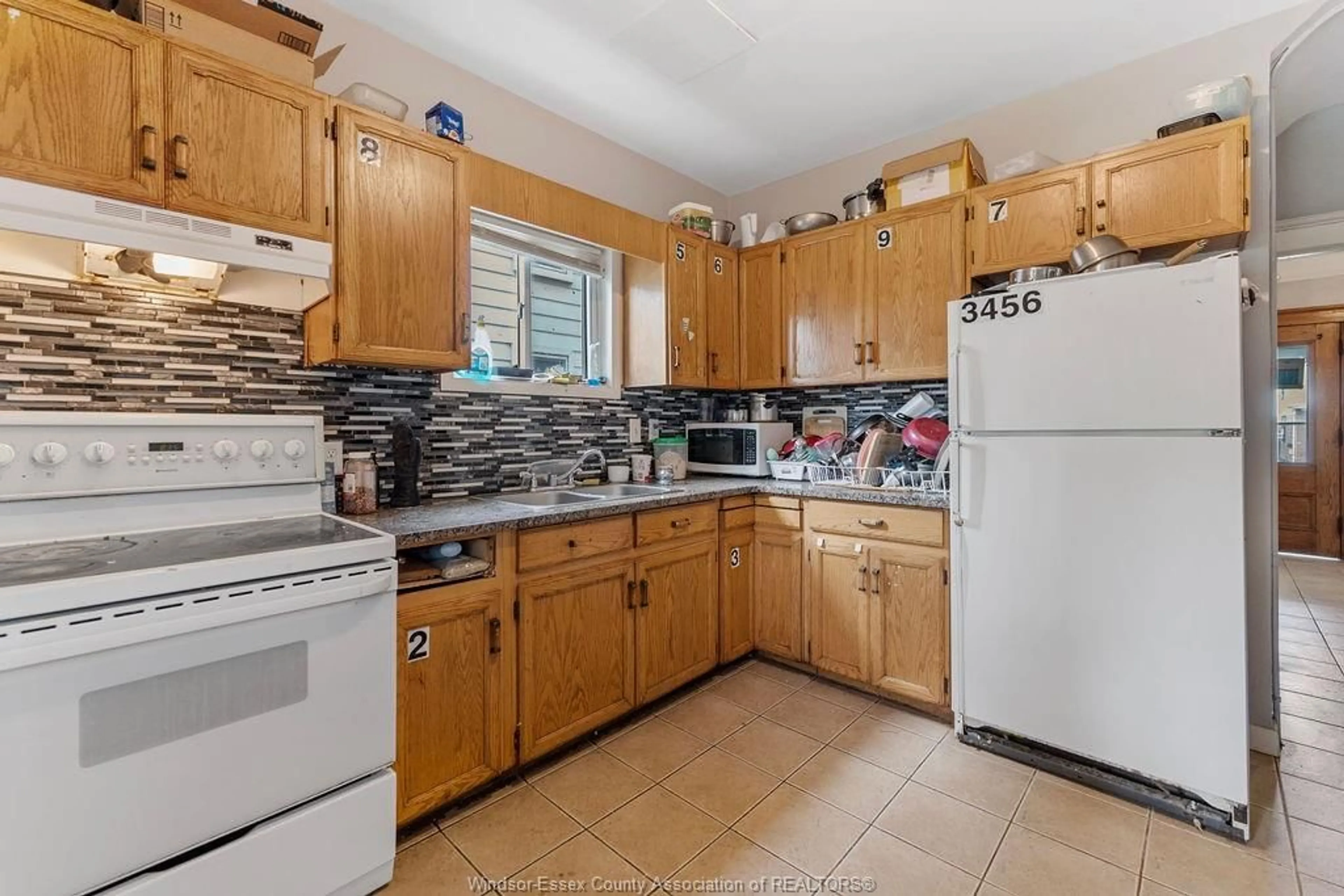 Standard kitchen, ceramic/tile floor for 469 MILL St, Windsor Ontario N9C 2R7