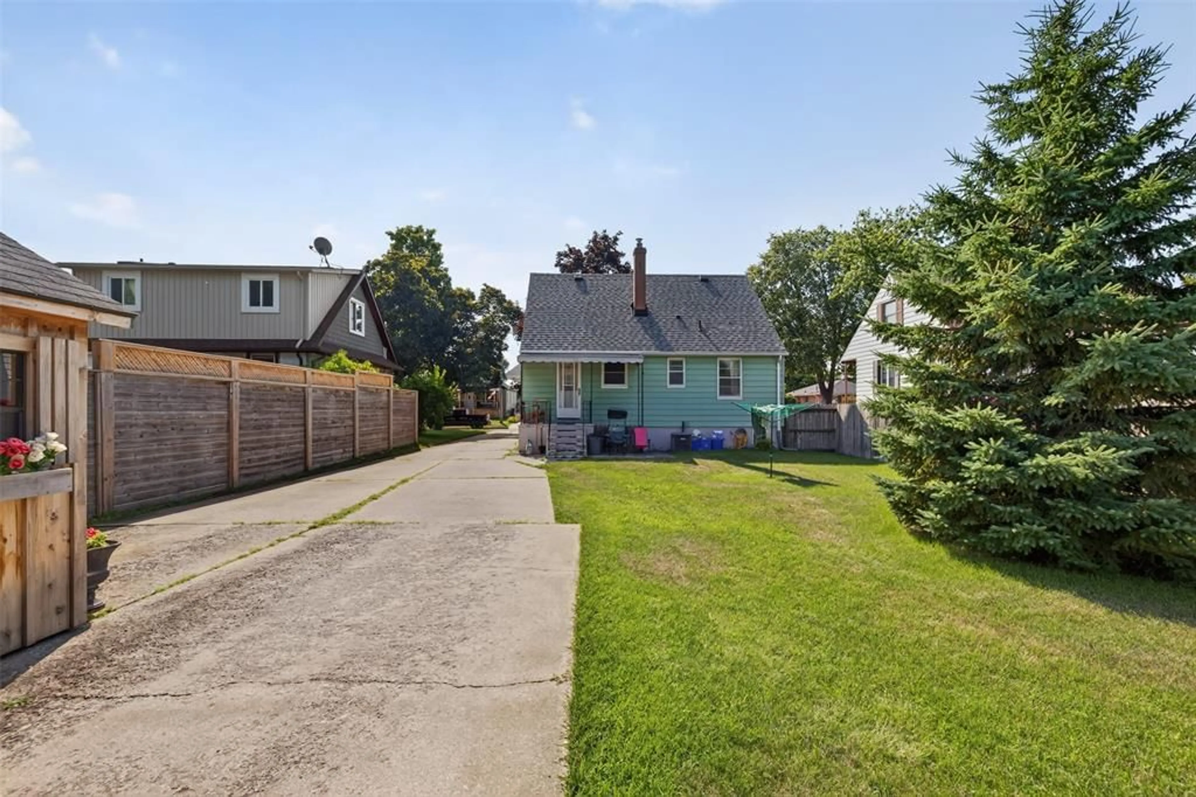 A pic from outside/outdoor area/front of a property/back of a property/a pic from drone, street for 746 Oxford St, Sarnia Ontario N7T 6Z9