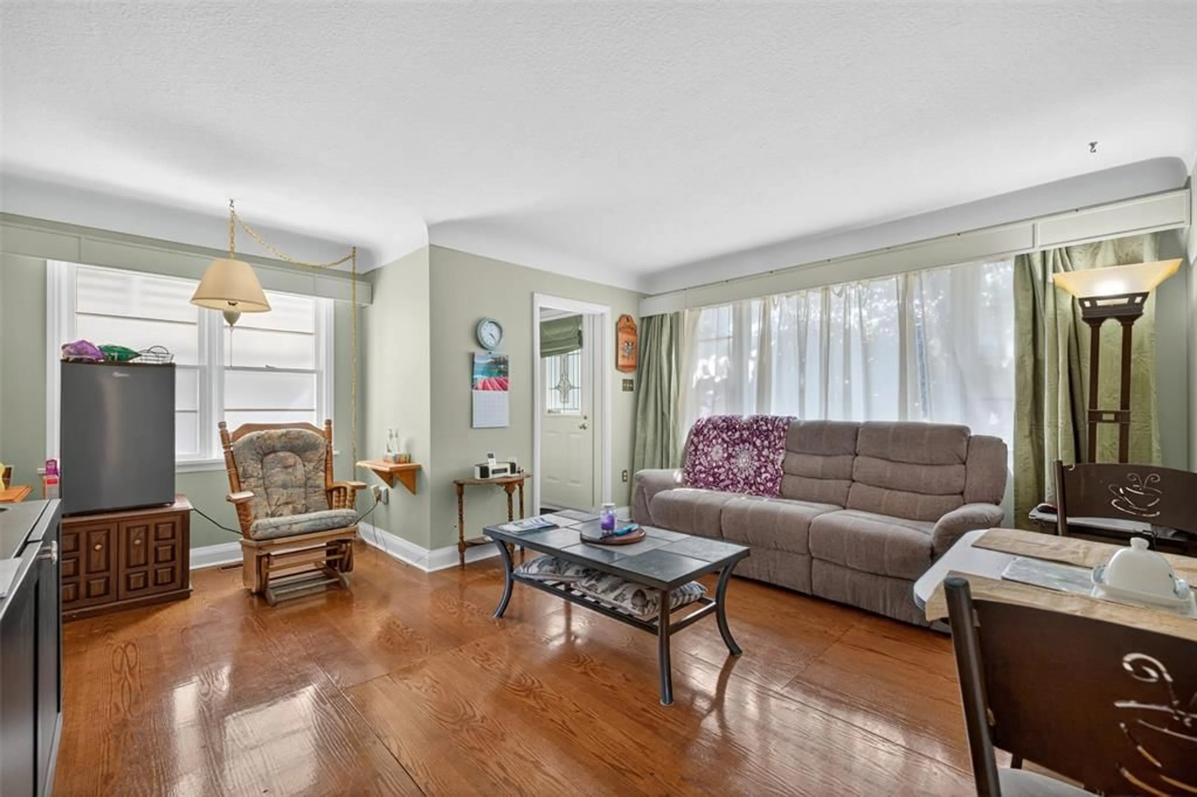 Living room with furniture, unknown for 746 Oxford St, Sarnia Ontario N7T 6Z9