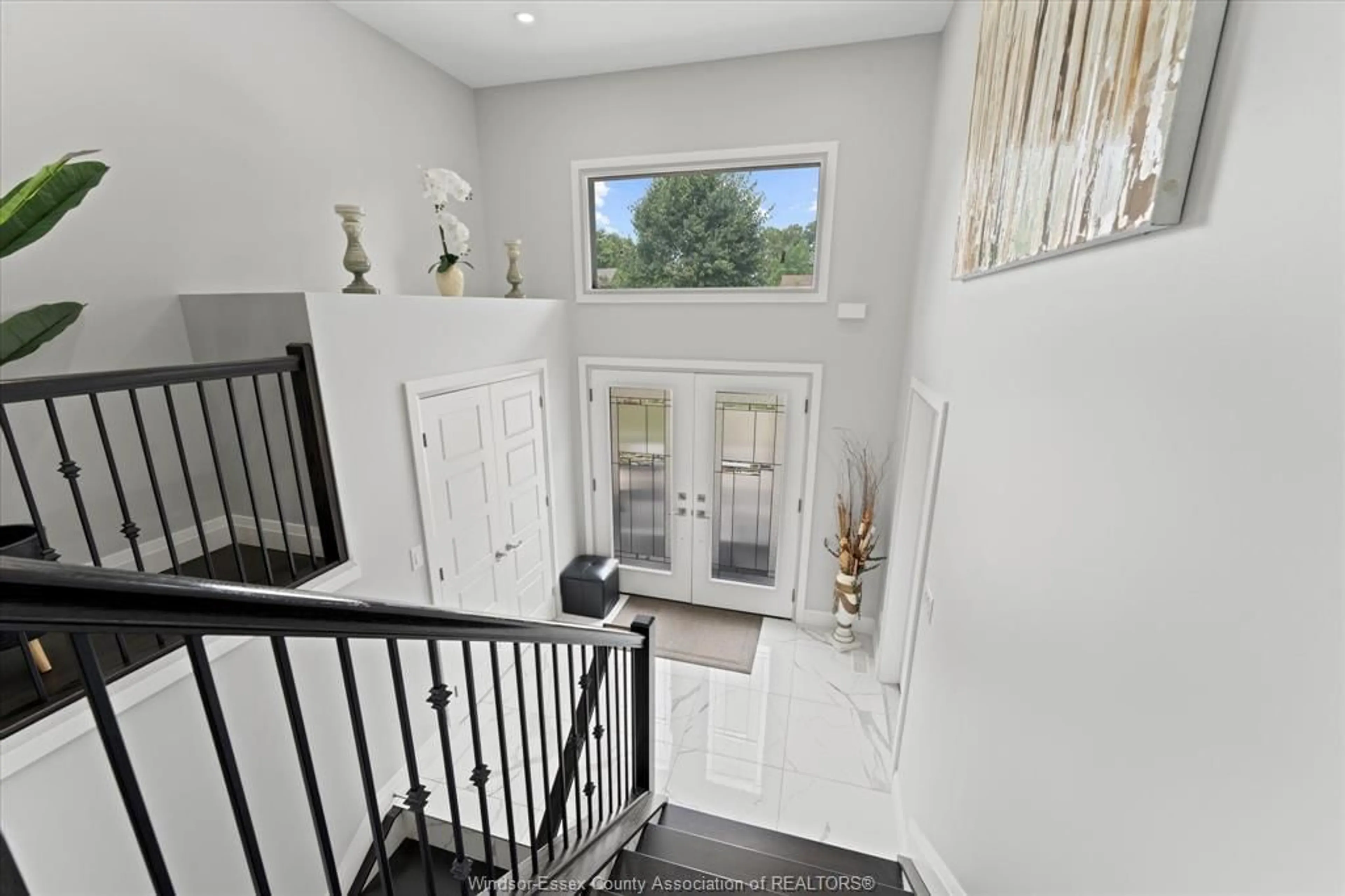 Indoor entryway for 635 EDINBOROUGH, Windsor Ontario N8X 3C8