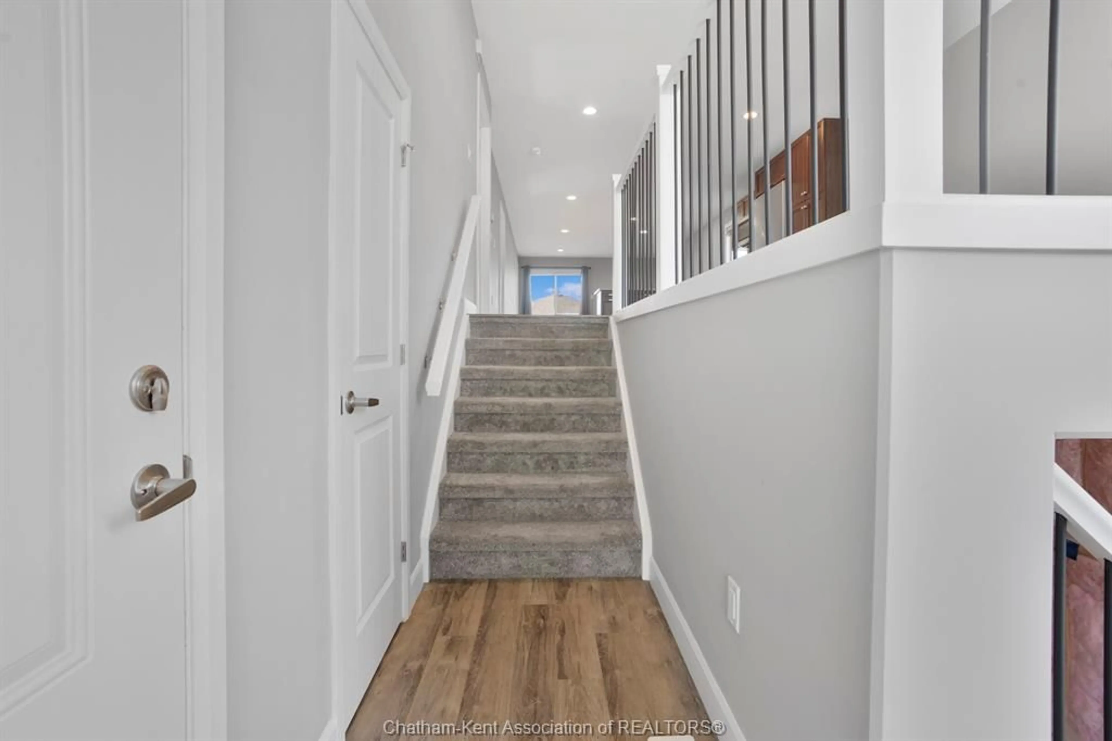 Indoor entryway for 132 Arrowhead Lane, Chatham Ontario N7M 0T2