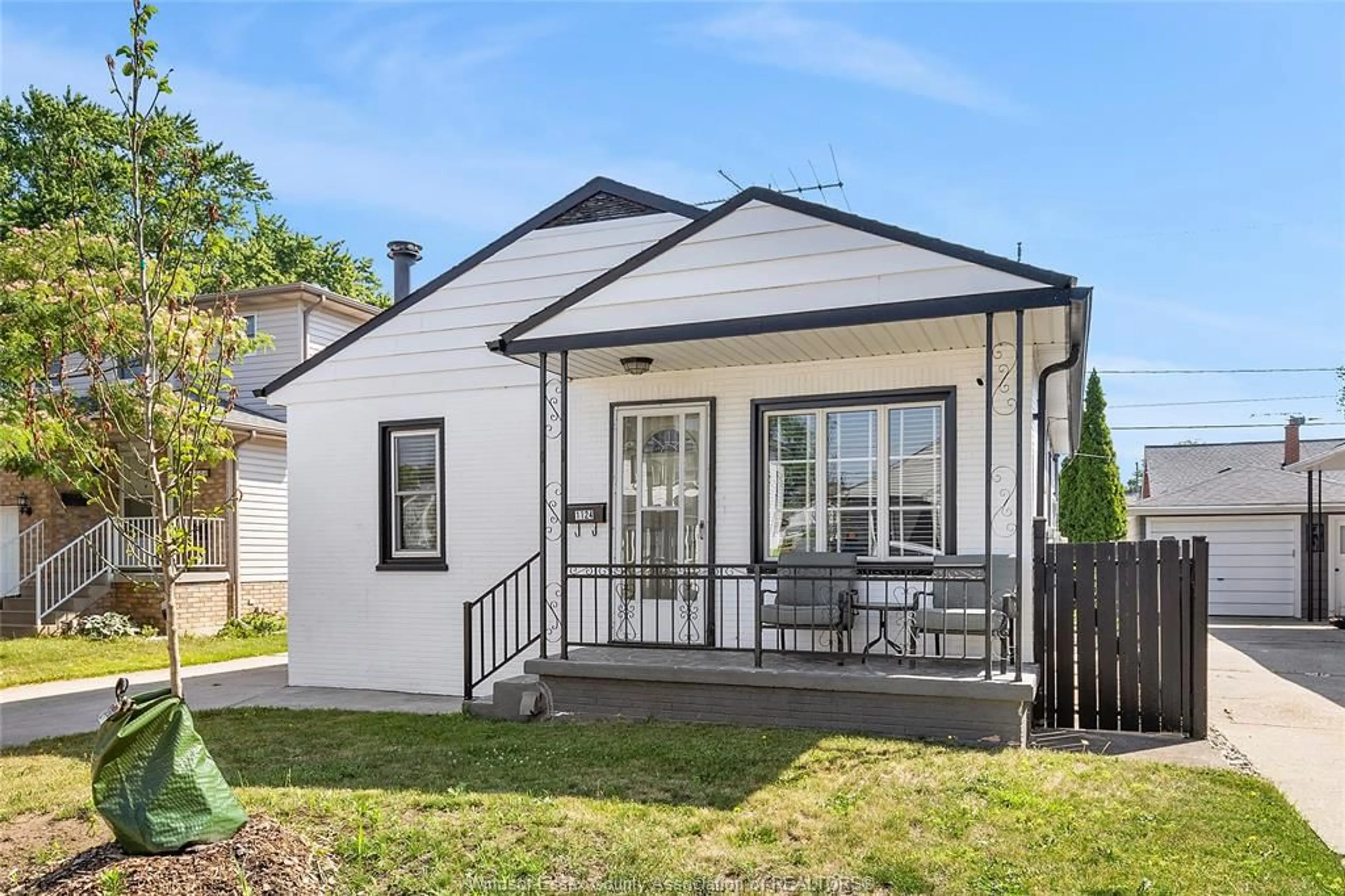 Home with vinyl exterior material, street for 1124 ST LOUIS Ave, Windsor Ontario N8S 2L2
