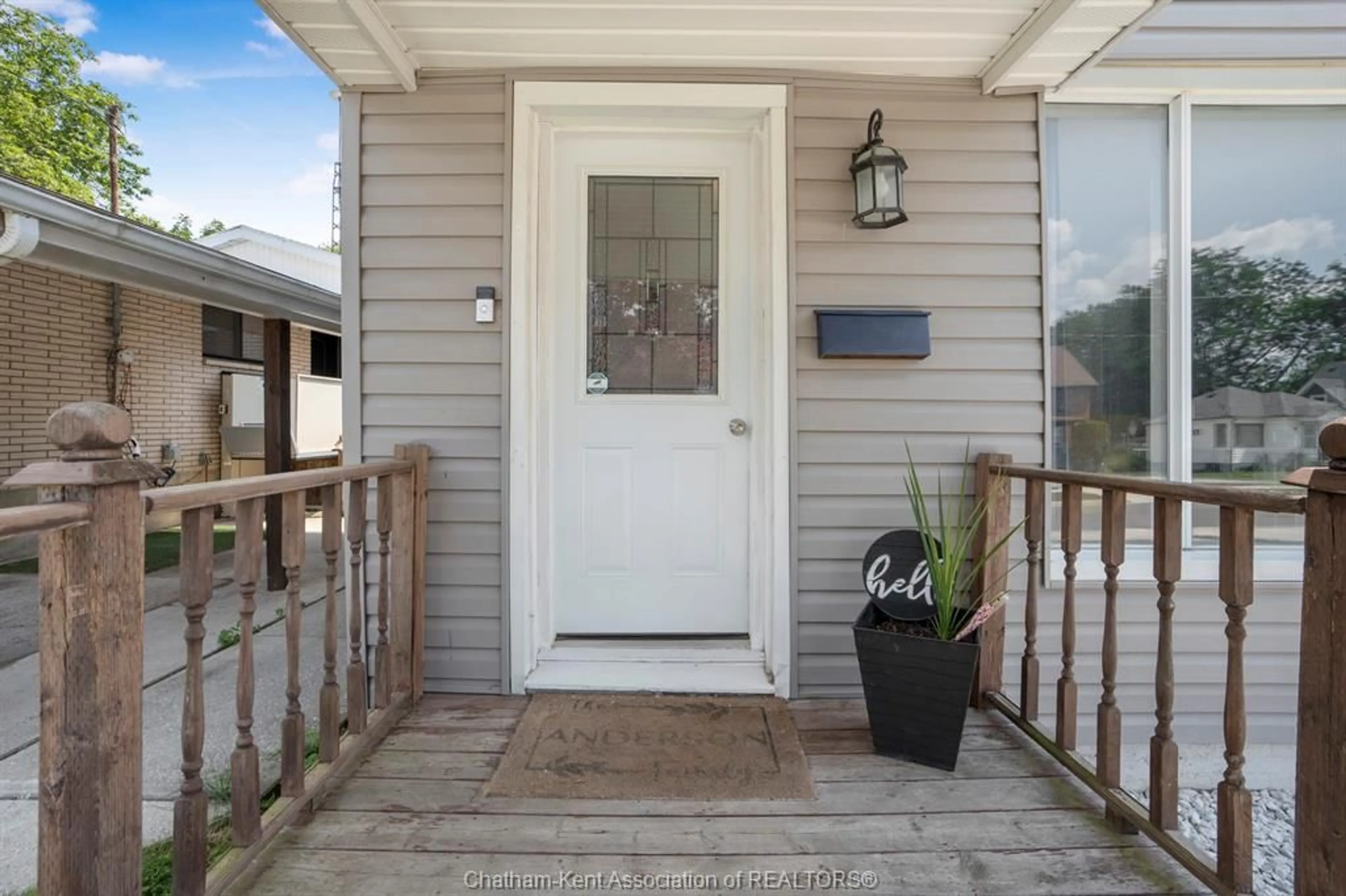 Indoor entryway for 252 Selkirk St, Chatham Ontario N7L 1Z6