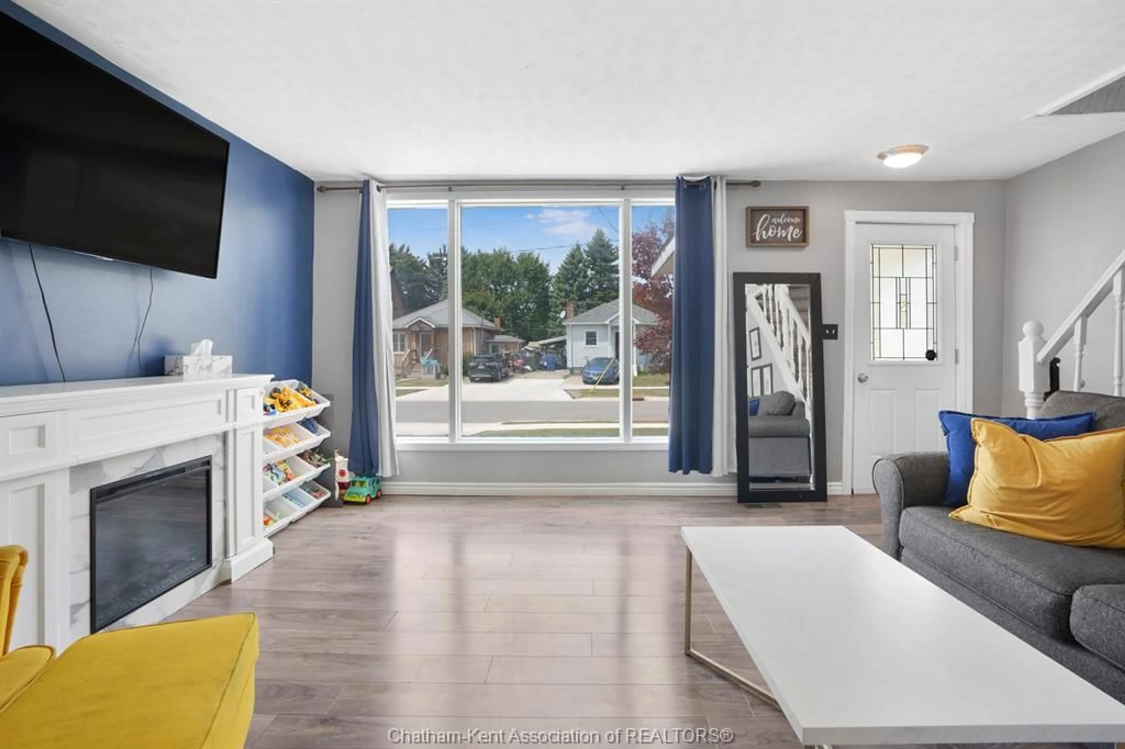 Living room with furniture, unknown for 252 Selkirk St, Chatham Ontario N7L 1Z6