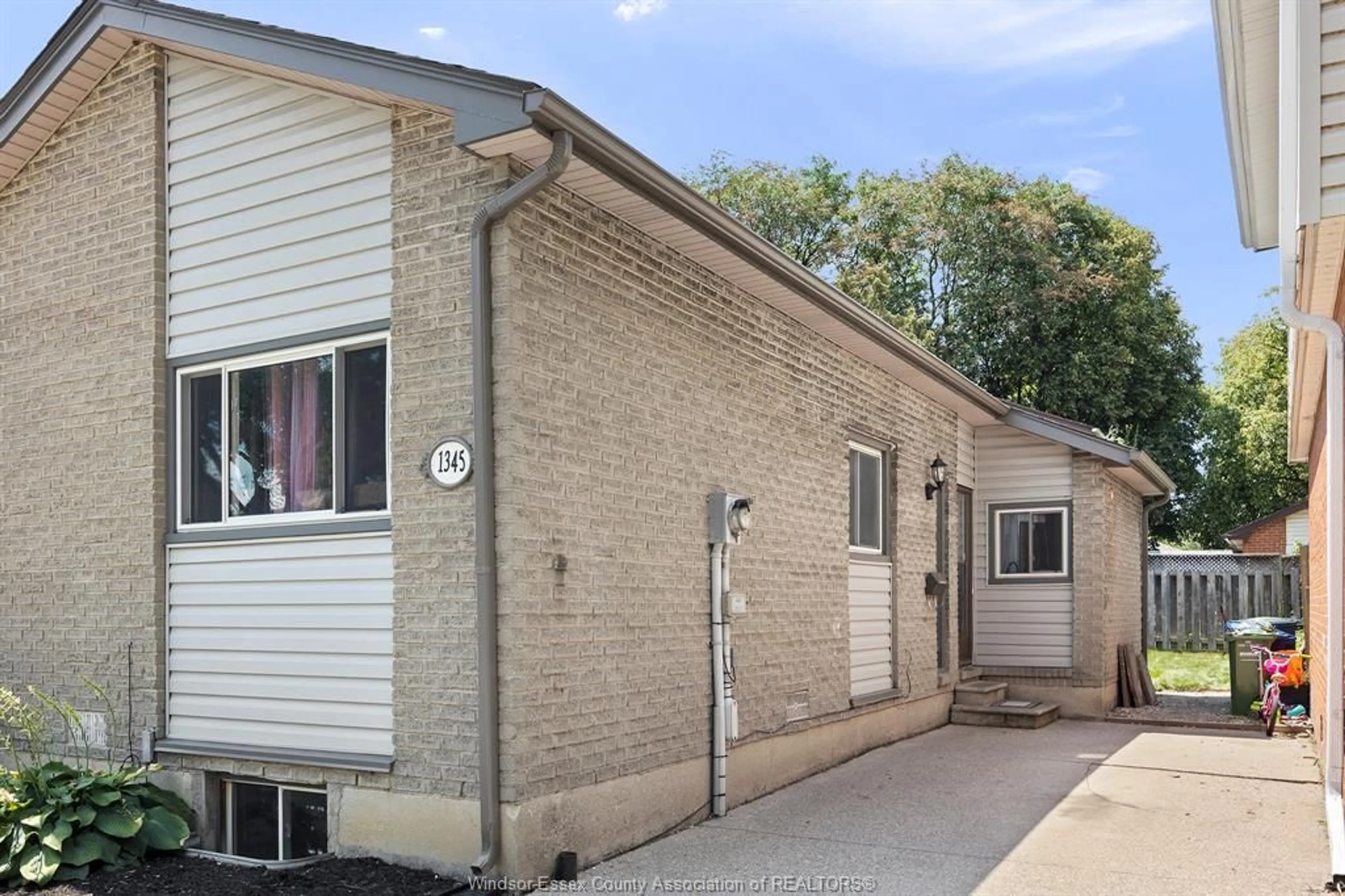 A pic from outside/outdoor area/front of a property/back of a property/a pic from drone, street for 1345 DARLINGTON Crt, Windsor Ontario N8S 4M1