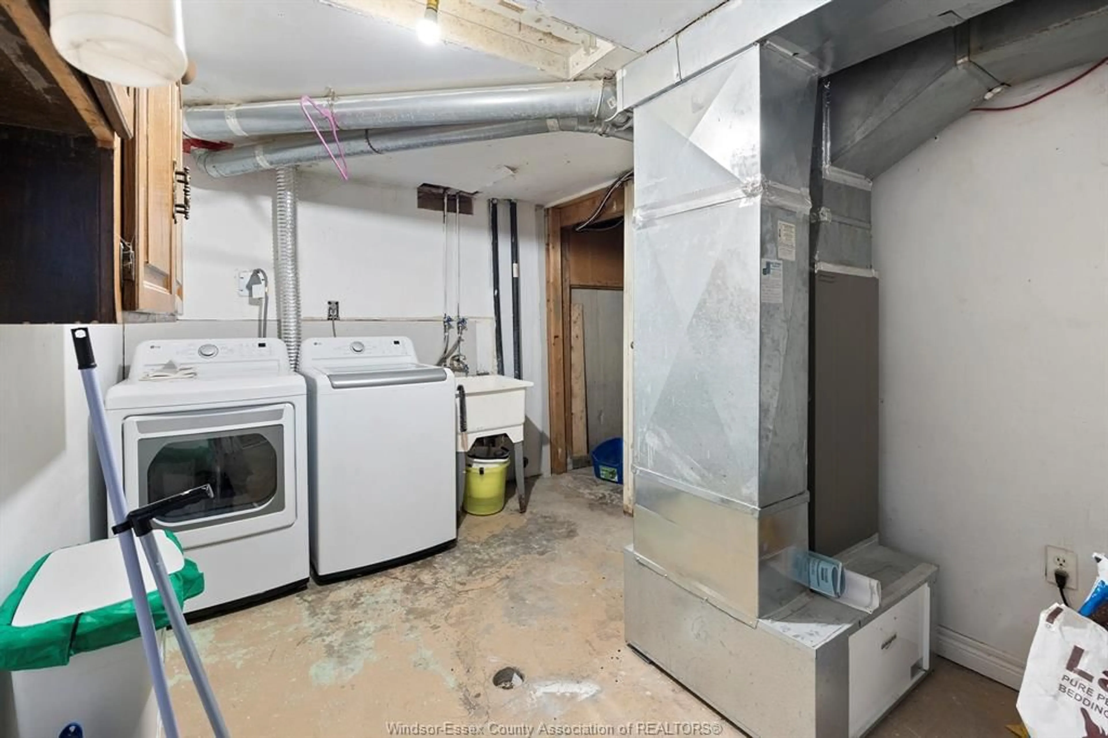 Laundry room for 1345 DARLINGTON Crt, Windsor Ontario N8S 4M1