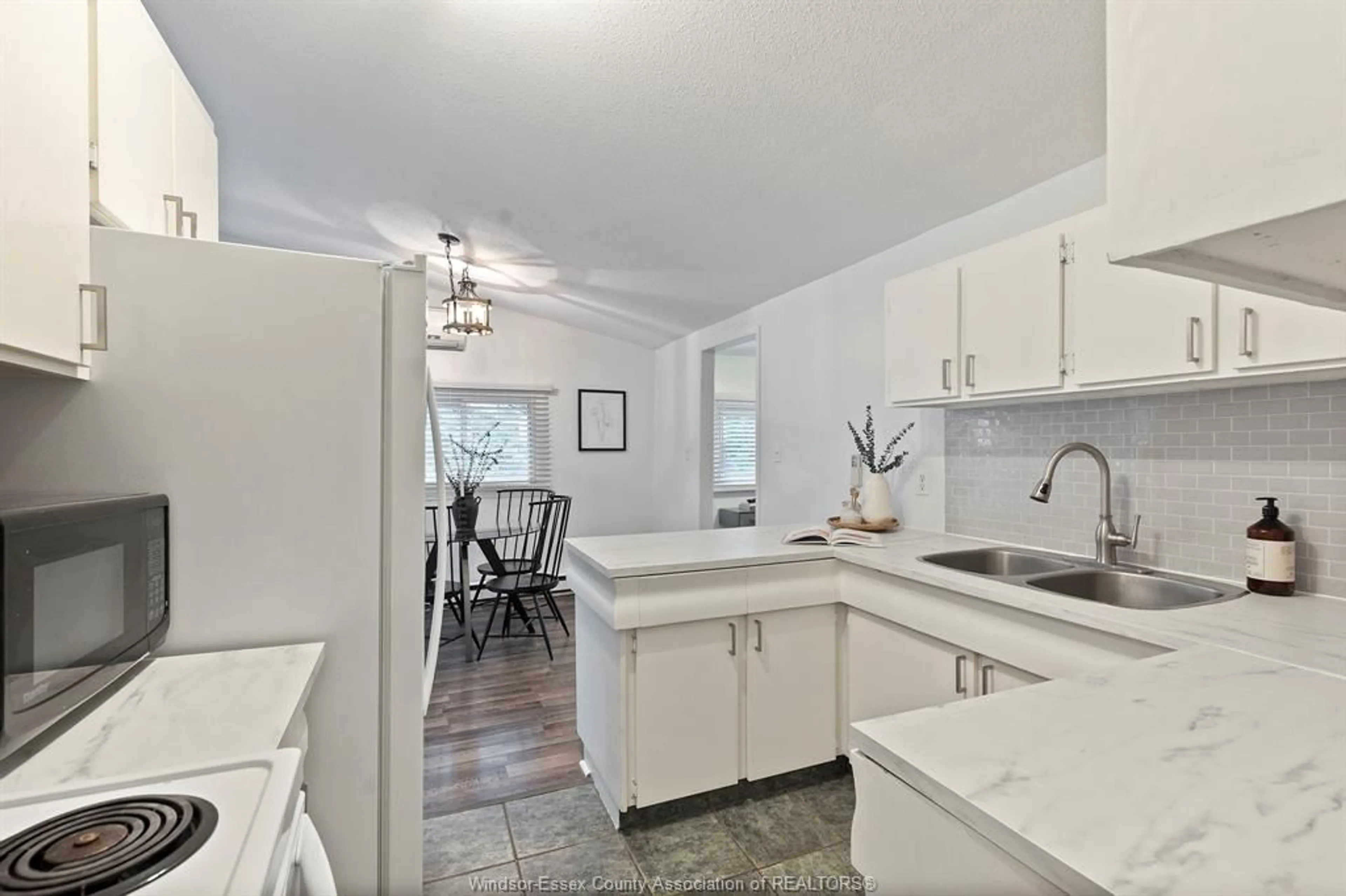 Open concept kitchen, ceramic/tile floor for 850 RIVERDALE Ave, Windsor Ontario N8S 4C1