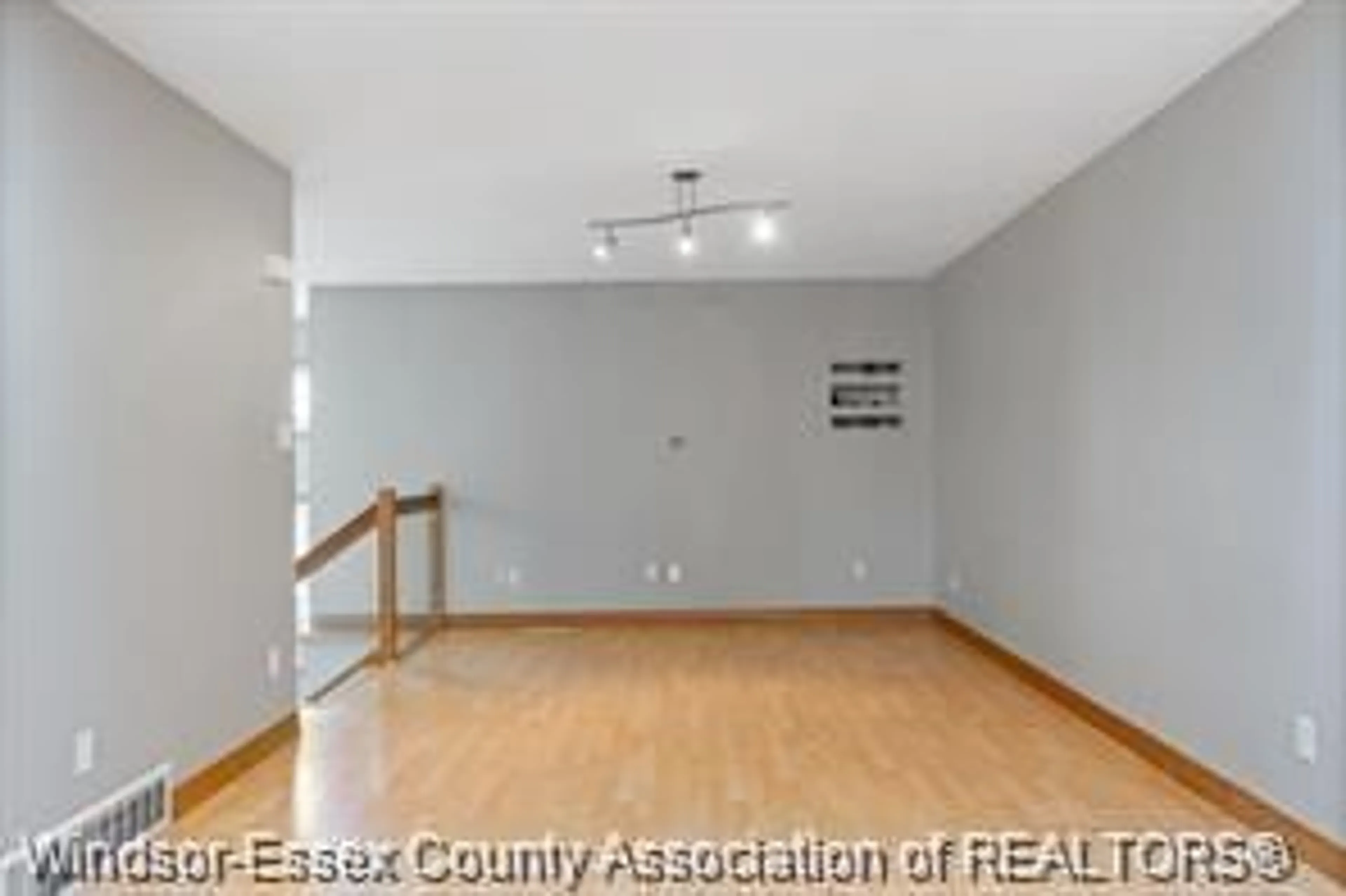 Indoor entryway for 1490 HIGHNOON, Windsor Ontario N9G 3B6