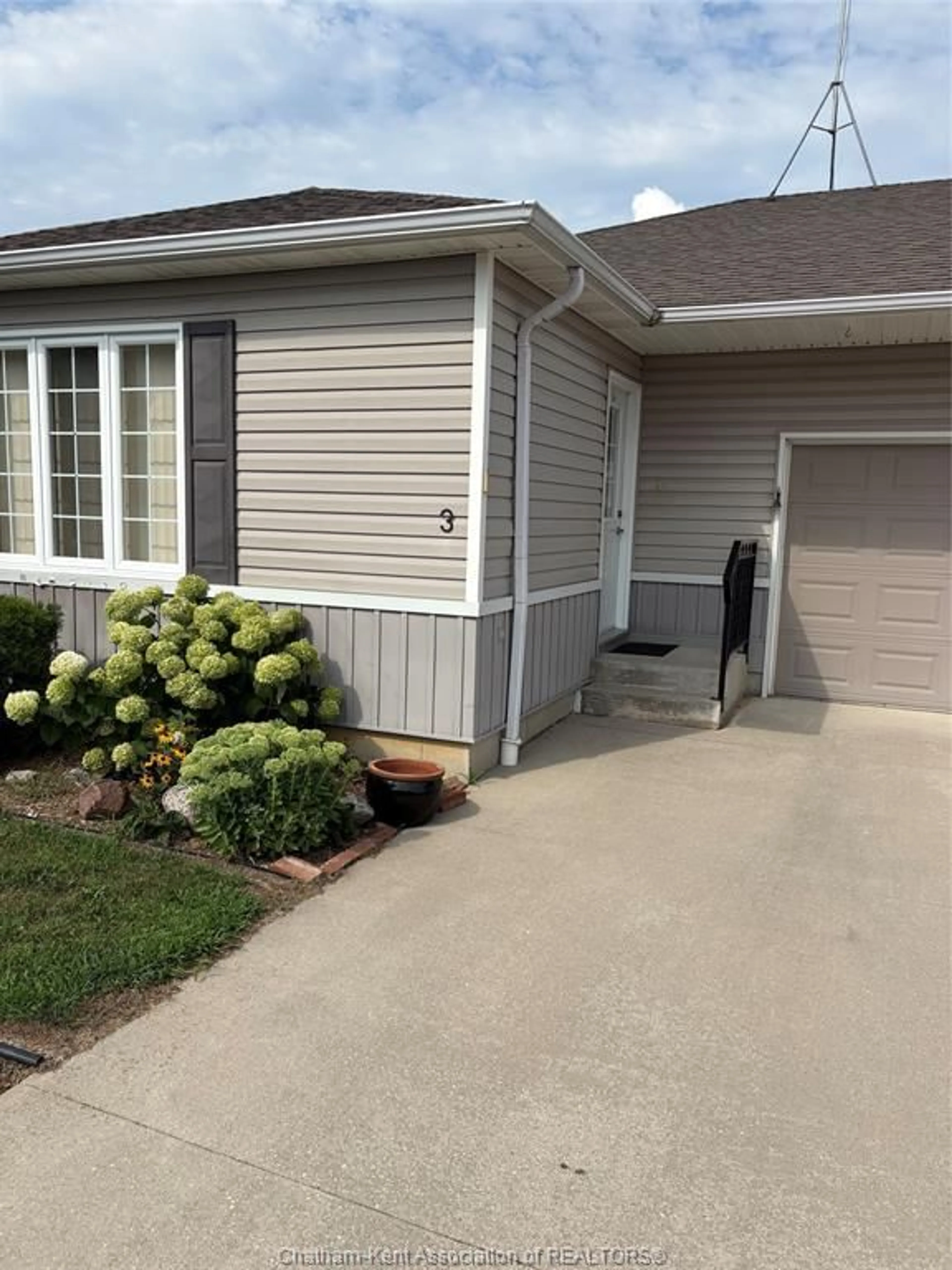 Home with vinyl exterior material, street for 3 Schooner Crt, Chatham Ontario N7L 0A1