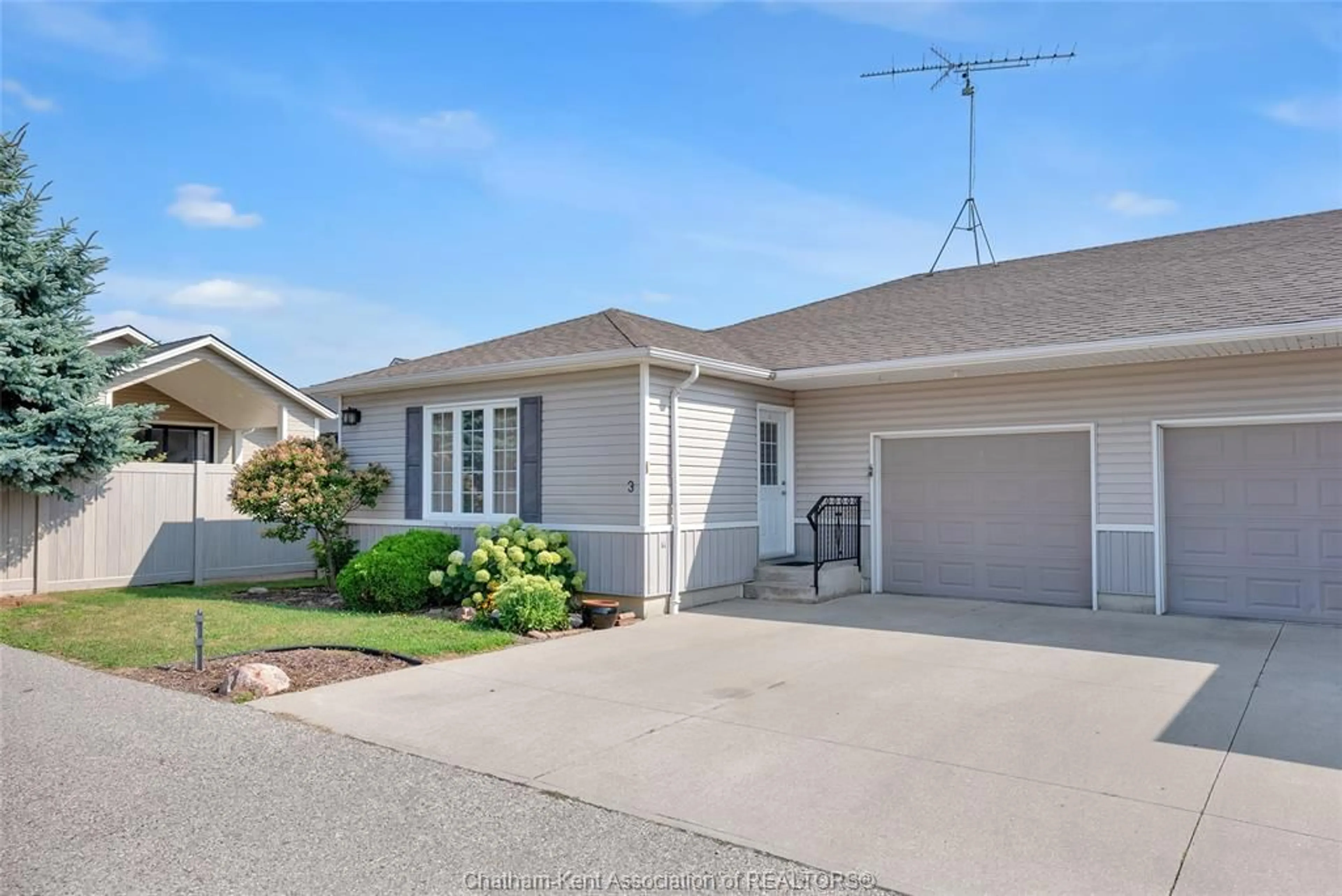 Home with vinyl exterior material, street for 3 Schooner Crt, Chatham Ontario N7L 0A1