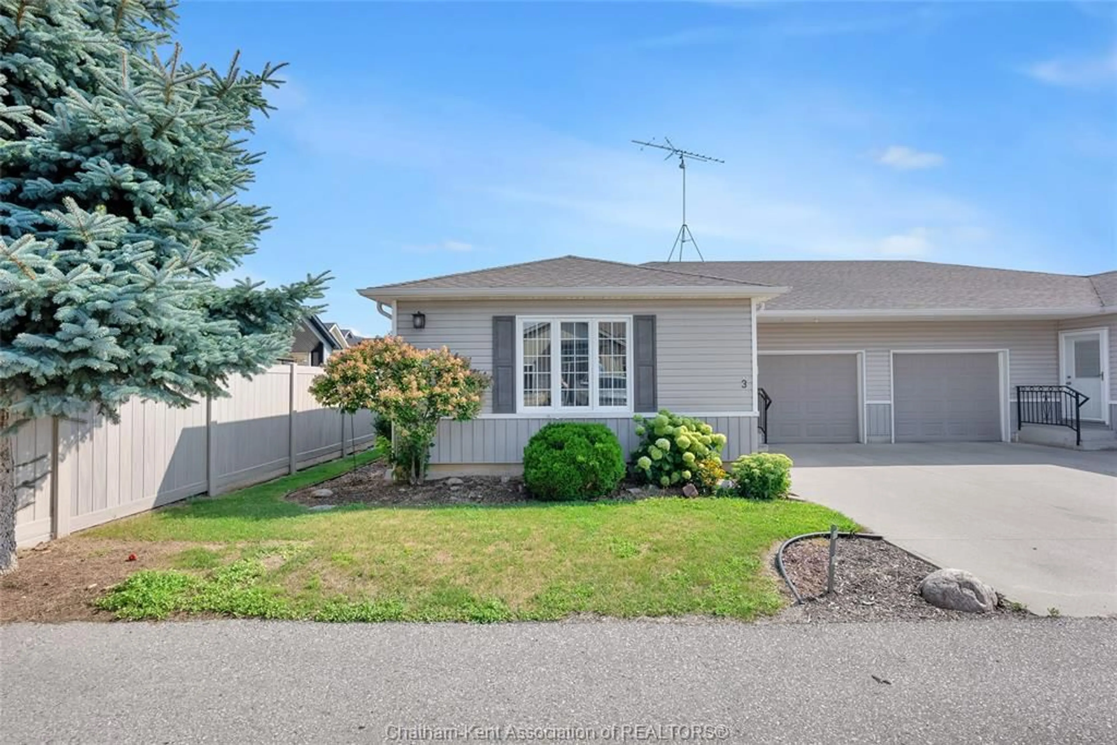 Home with vinyl exterior material, street for 3 Schooner Crt, Chatham Ontario N7L 0A1