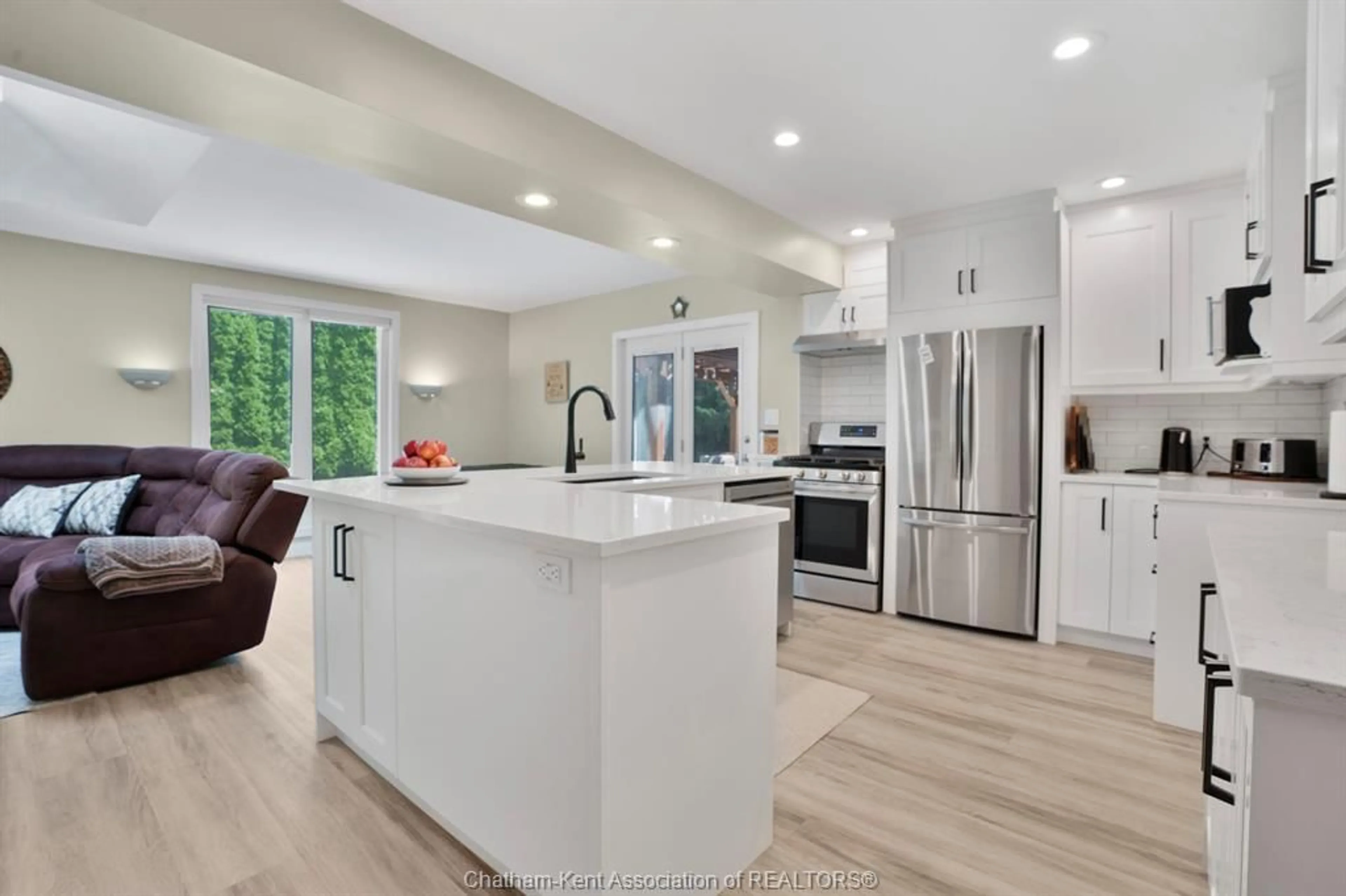 Open concept kitchen, ceramic/tile floor for 7 Quail Pl, Chatham Ontario N7L 1G1