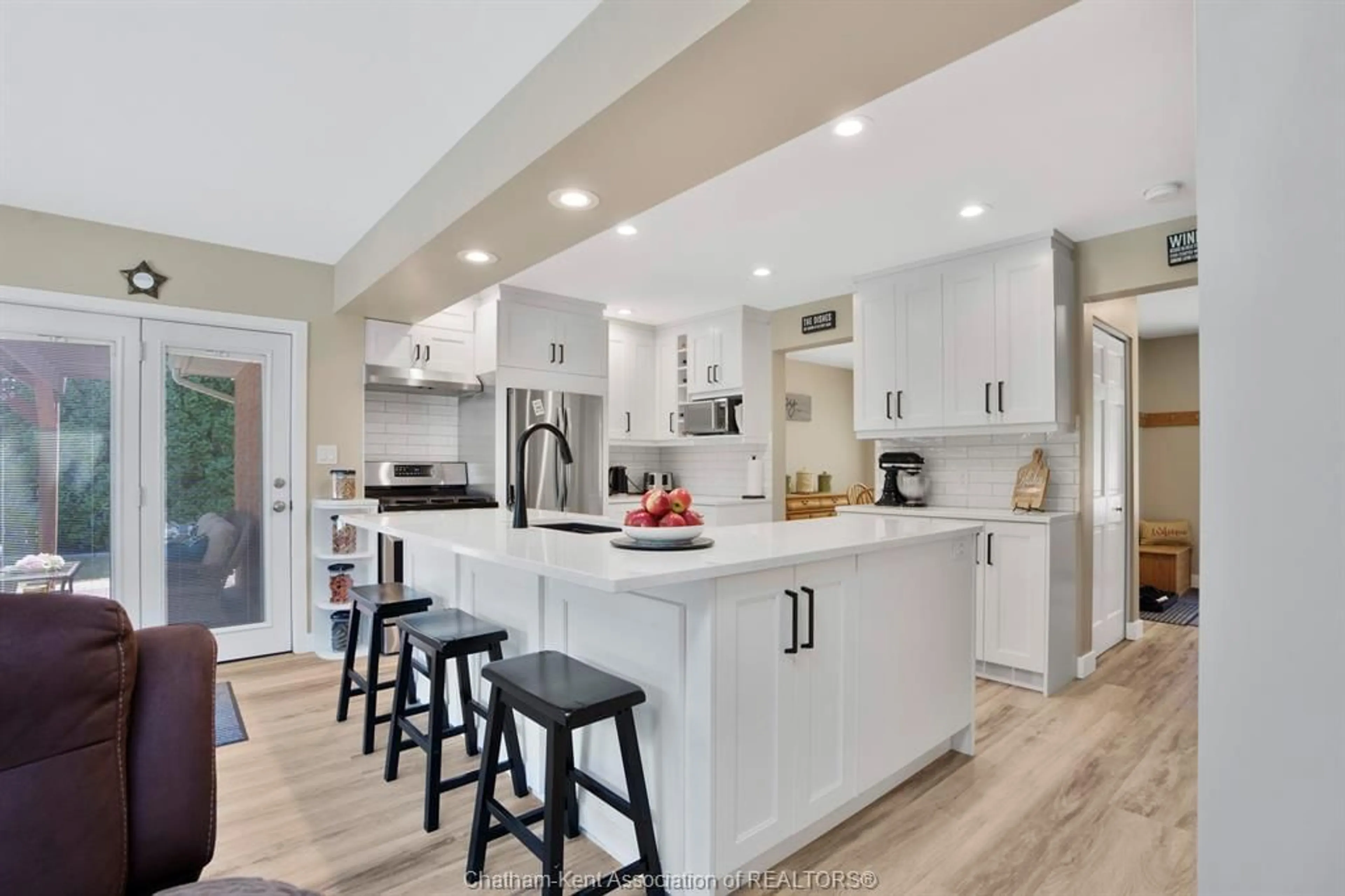 Open concept kitchen, ceramic/tile floor for 7 Quail Pl, Chatham Ontario N7L 1G1