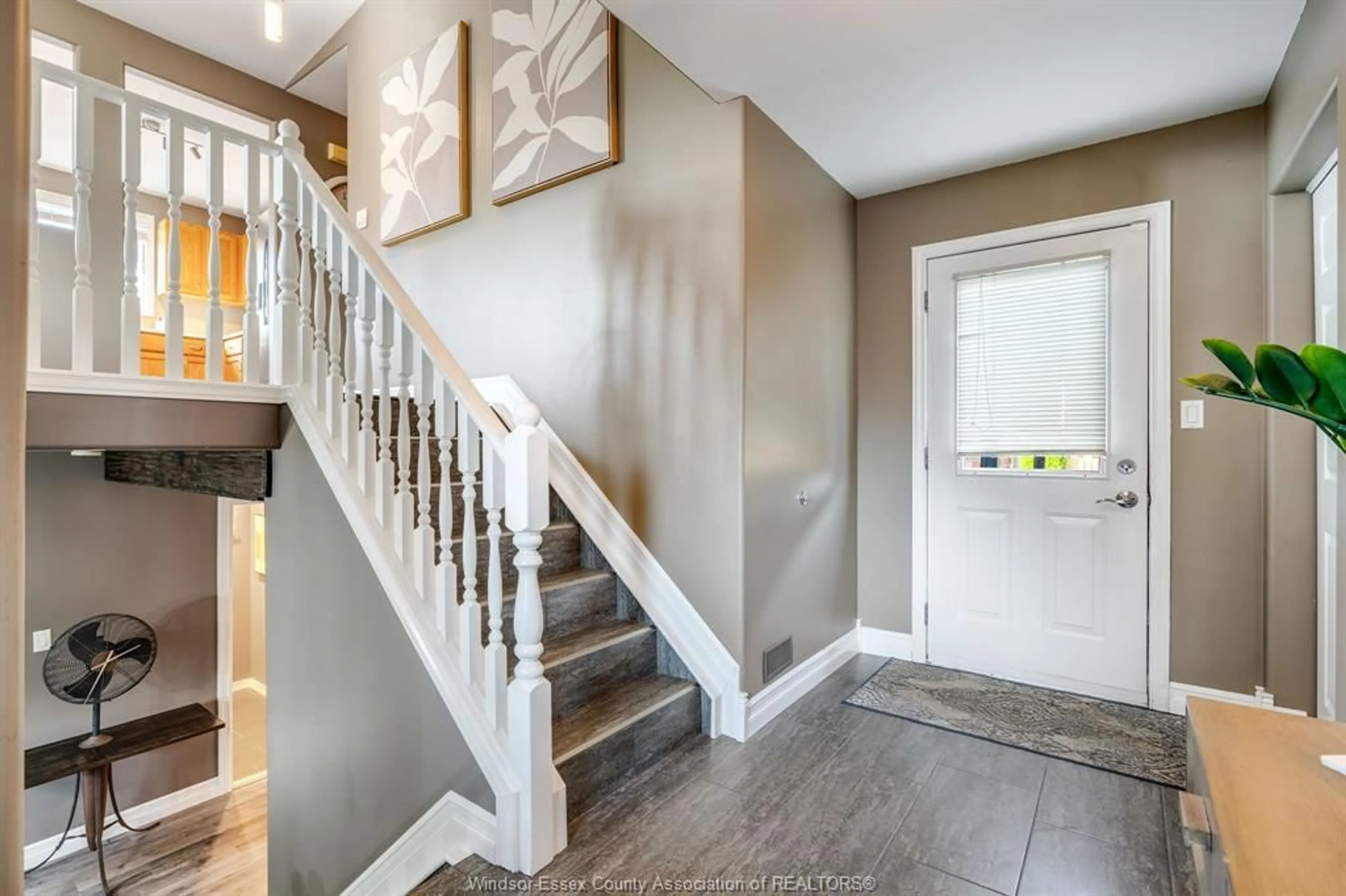 Indoor entryway for 1721 VICKY Cir, Windsor Ontario N8W 5P6