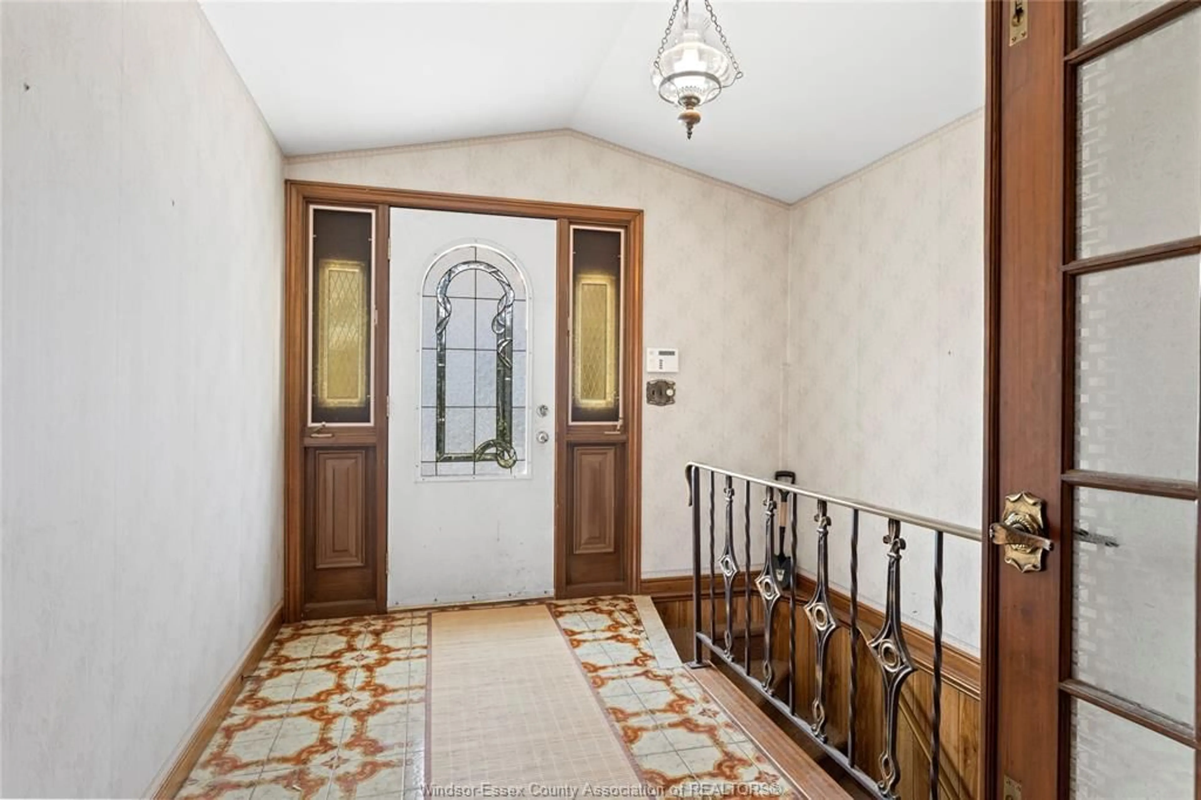 Indoor foyer for 8550 DISPUTED Rd, LaSalle Ontario N9A 6Z6