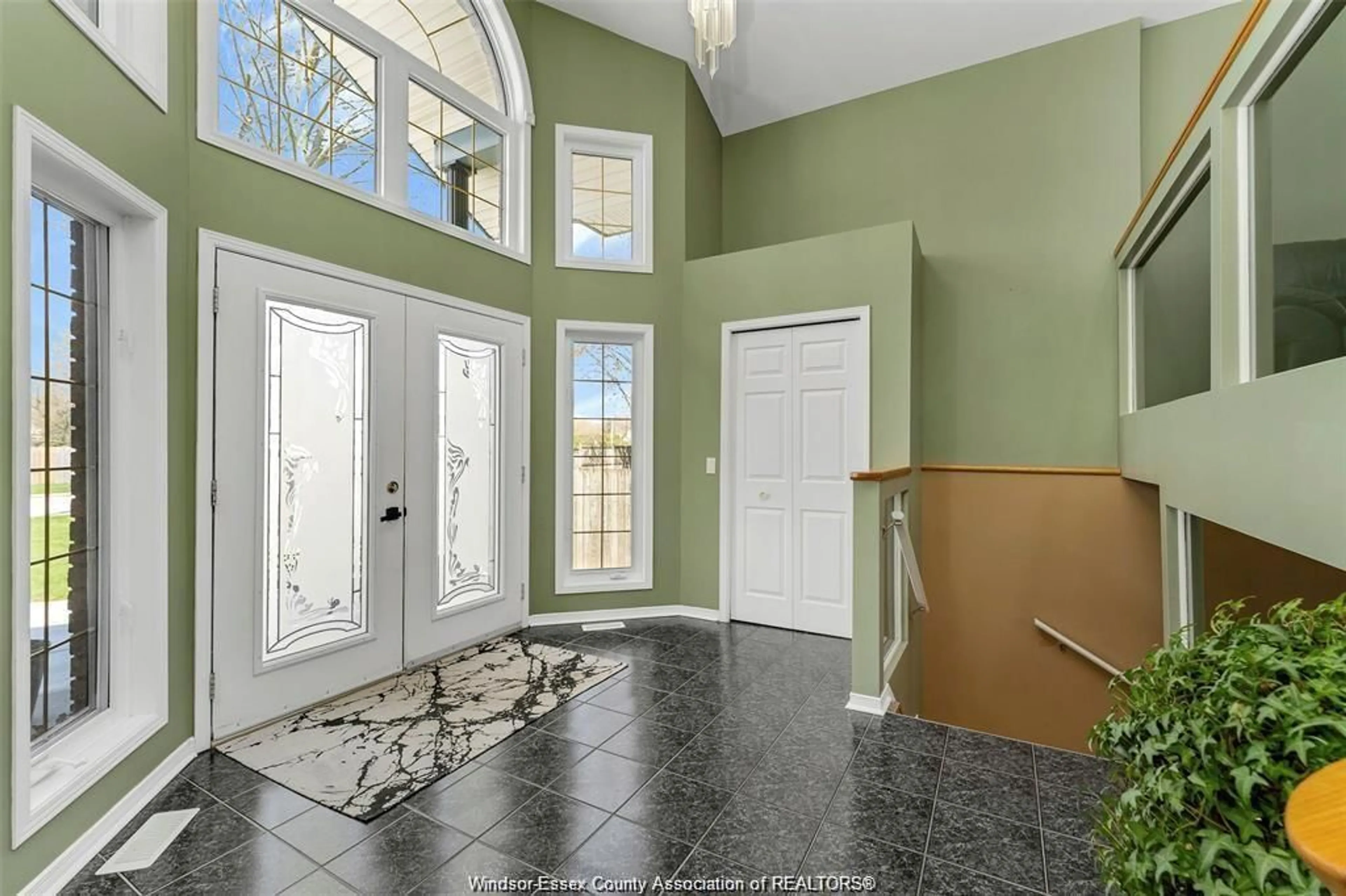 Indoor entryway for 218 KING JOHN St, Lakeshore Ontario N0R 1A0