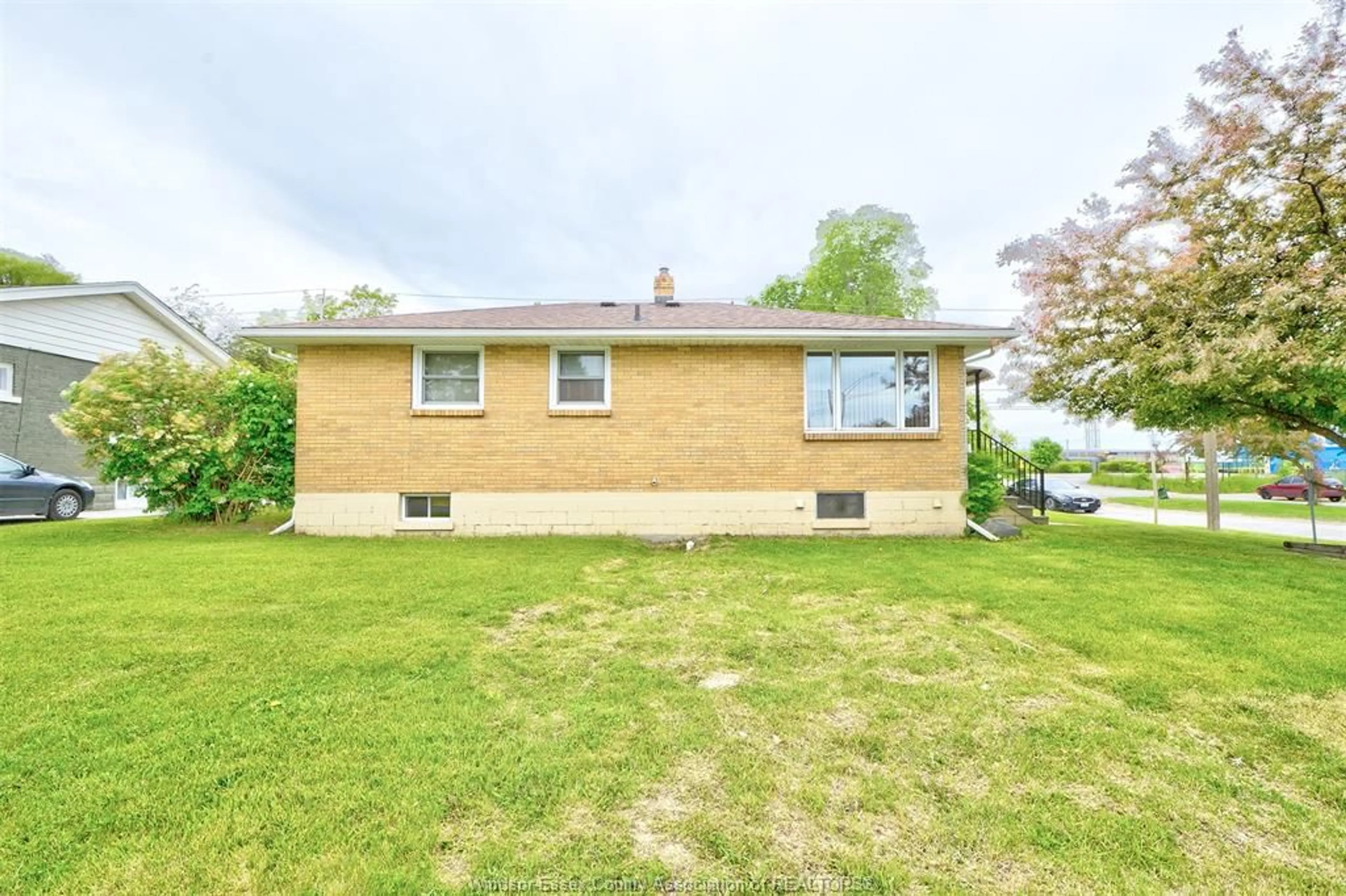 A pic from outside/outdoor area/front of a property/back of a property/a pic from drone, water/lake/river/ocean view for 615 GILES, Windsor Ontario N9A 6H9